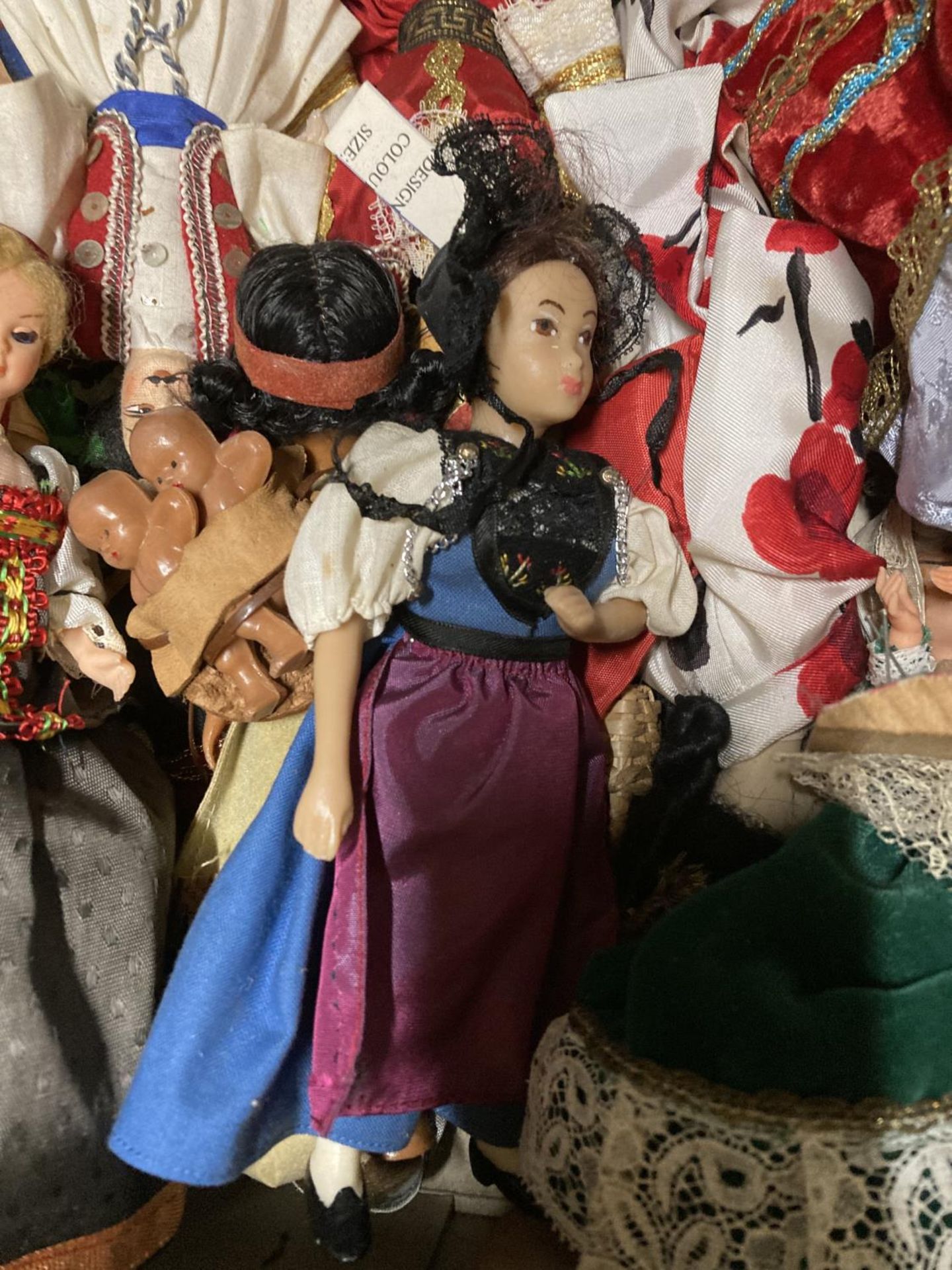 A LARGE COLLECTION OF DOLLS FROM AROUND THE WORLD - Image 4 of 5