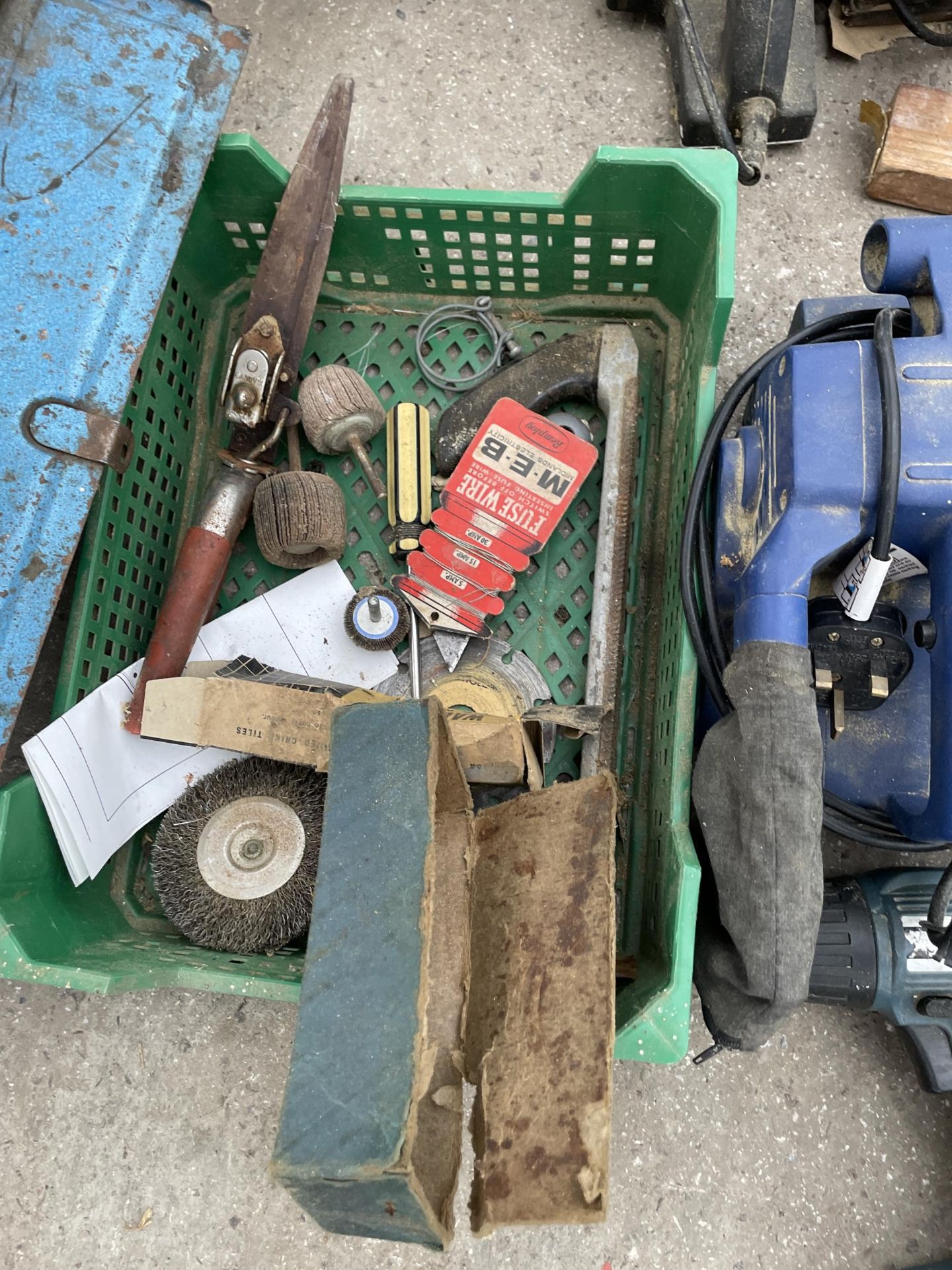AN ASSORTMENT OF TOOLS TO INCLUDE A POWER CRAFT ELECTRIC SANDER, STILSENS AND A WOOD PLANE ETC - Bild 3 aus 4
