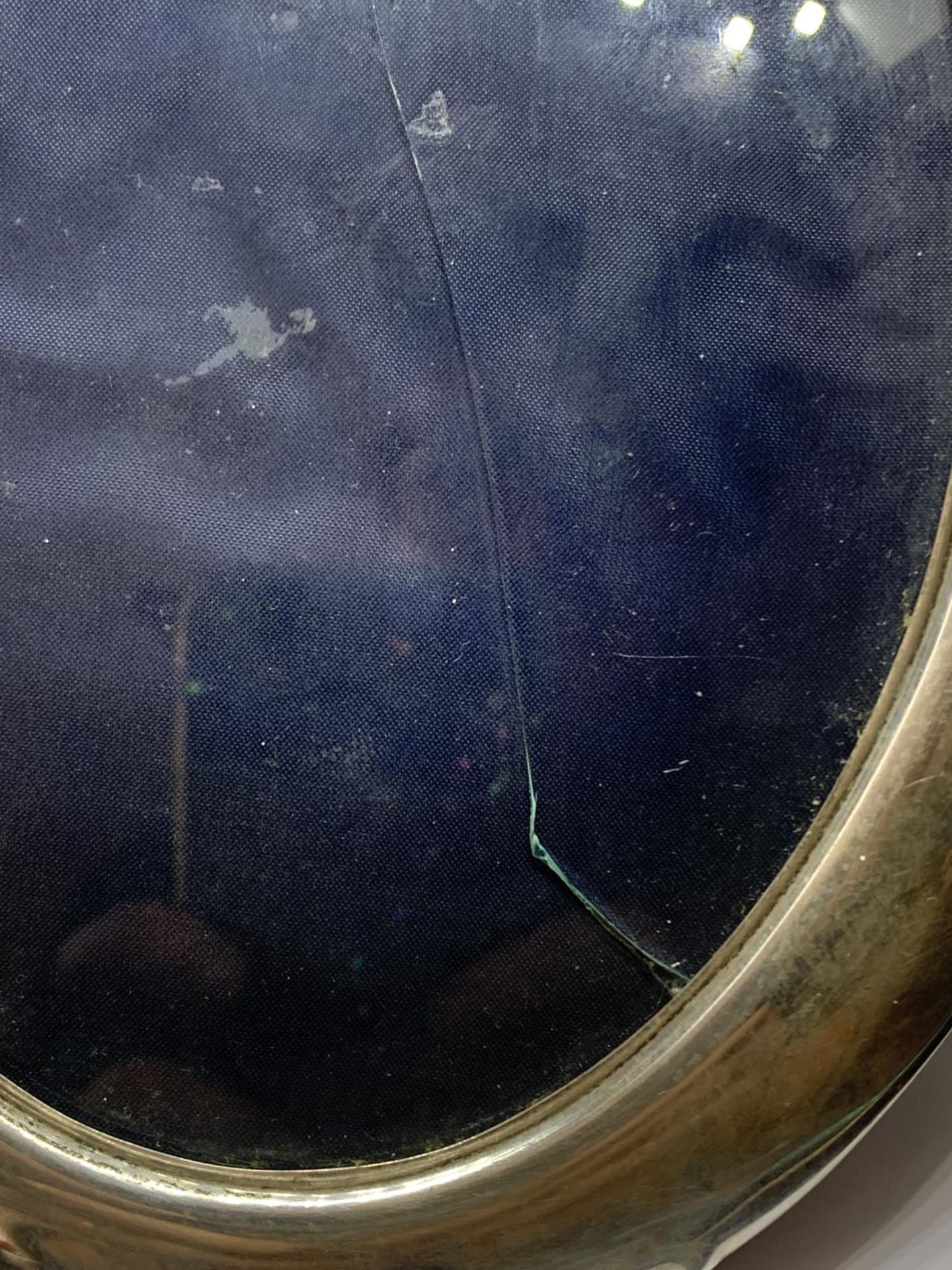 A HALLMARKED SHEFFIELD SILVER OVAL PHOTOGRAPH FRAME (GLASS A/F) - Bild 2 aus 4