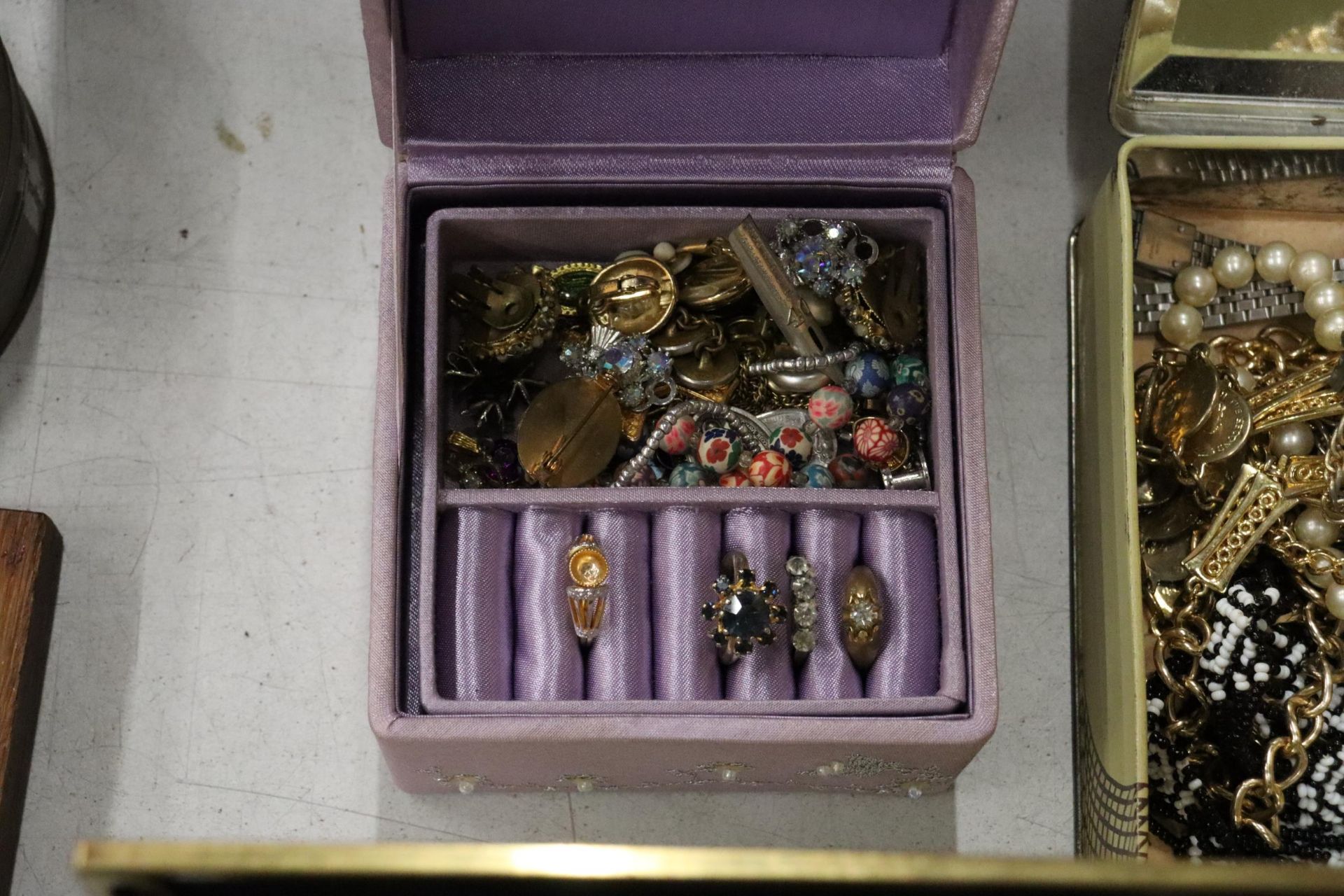 A QUANTITY OF COSTUME JEWELLERY TO INCLUDE NECKLACES, RINGS, BROOCHES, CUFFLINKS, A CIGARETTE - Image 4 of 10