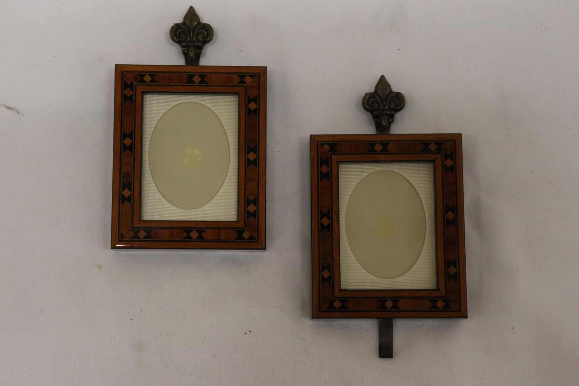 A PAIR OF SMALL INLAID WOODEN PHOTO FRAMES, 7CM X 8CM - Image 2 of 5