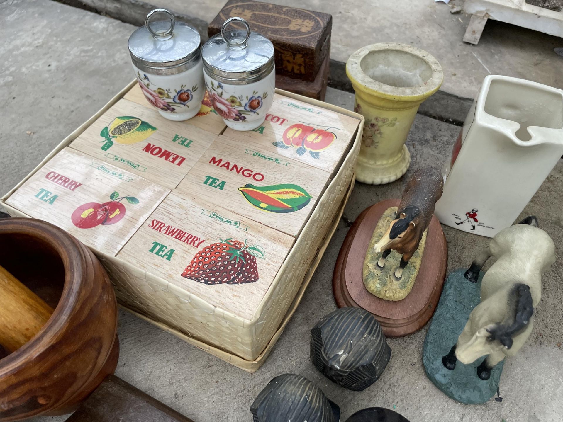 AN ASSORTMENT OF ITEMS TO INCLUDE A FLOWER PRESS, A PESTEL AND MORTOR ETC - Bild 4 aus 4