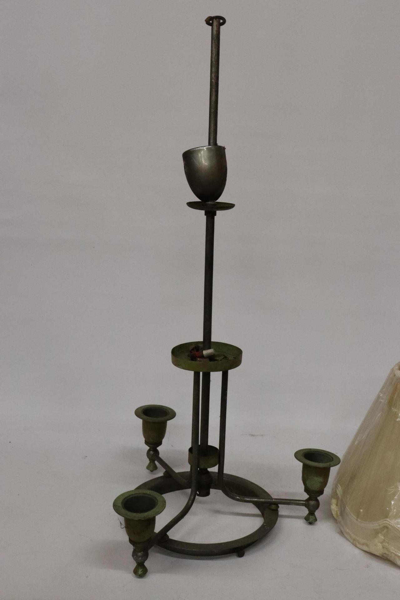 A VINTAGE BRASS CEILING LIGHT WITH THREE BRANCHES PLUS TWO SHADES - Image 2 of 6