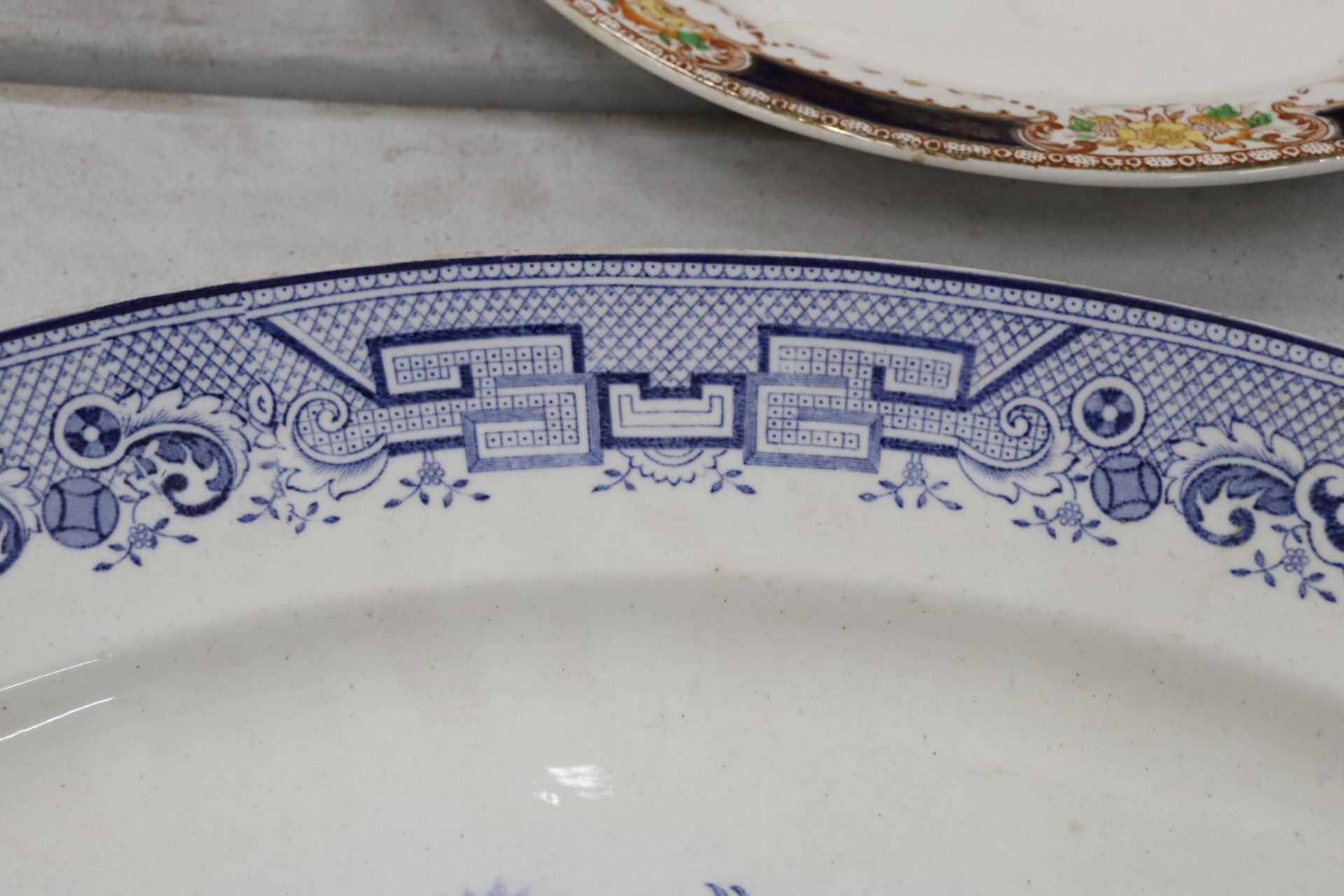 A LARGE VINTAGE WILLOW PATTERN PLATTER, 48CM X 35CM - Image 3 of 4