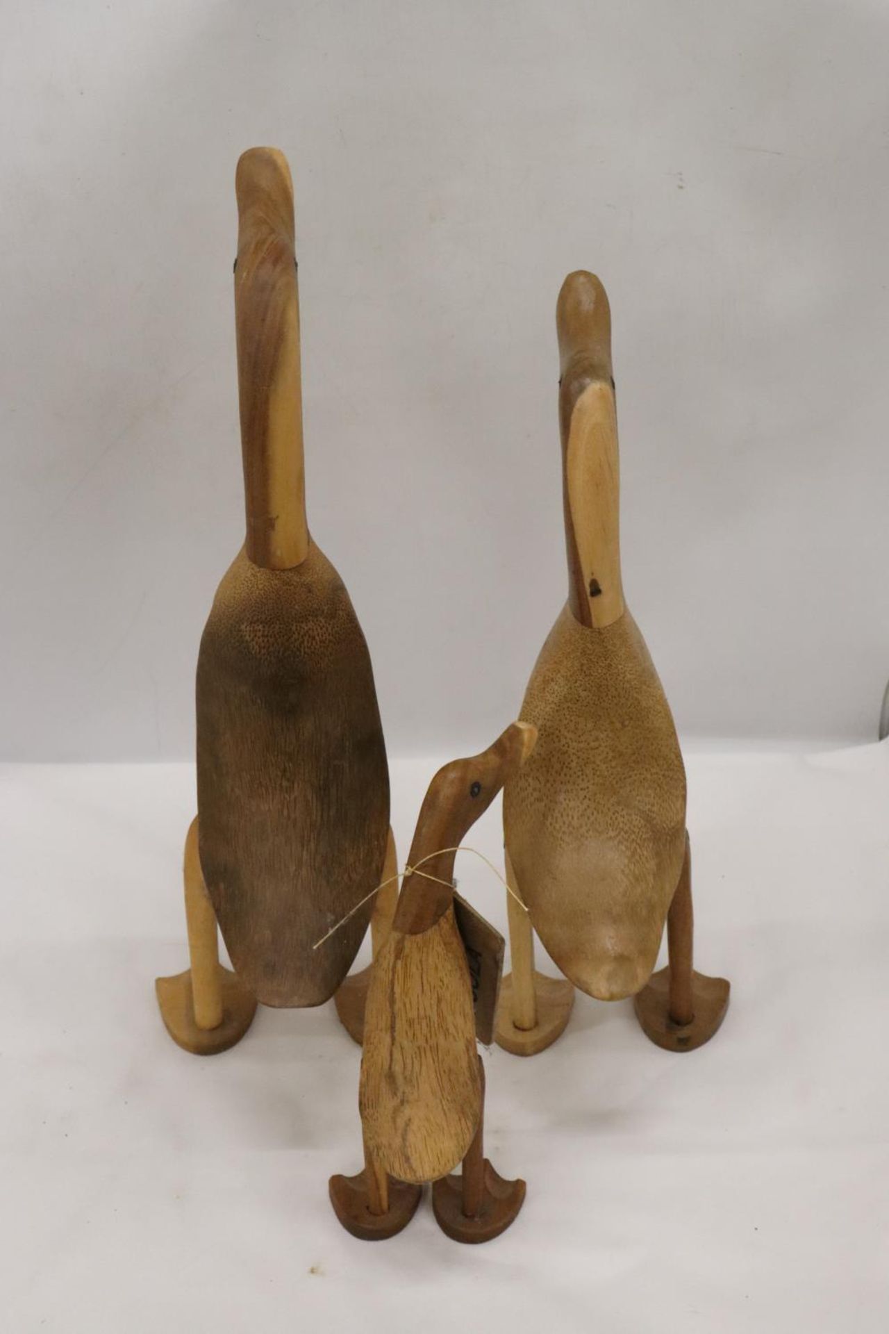 A WOODEN DUCK FAMILY TO INCLUDE DADDY DUCK, MUMMY DUCK AND BABY DUCK - Image 3 of 5