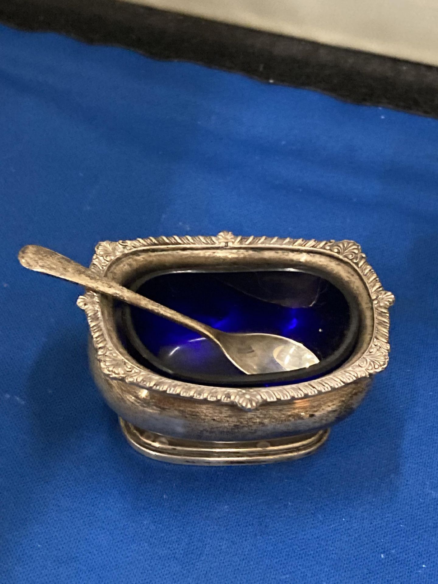 A HALLMARKED BIRMINGHAM SILVER CONDIMENT SET TO INCLUDE A BLUE GLASS LINED SALT AND LIDDED MUSTARD - Image 3 of 8