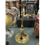 A HEAVY VICTORIAN GOTHIC BRASS ALTER STAND, HEIGHT 35CM