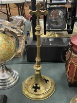 A HEAVY VICTORIAN GOTHIC BRASS ALTER STAND, HEIGHT 35CM