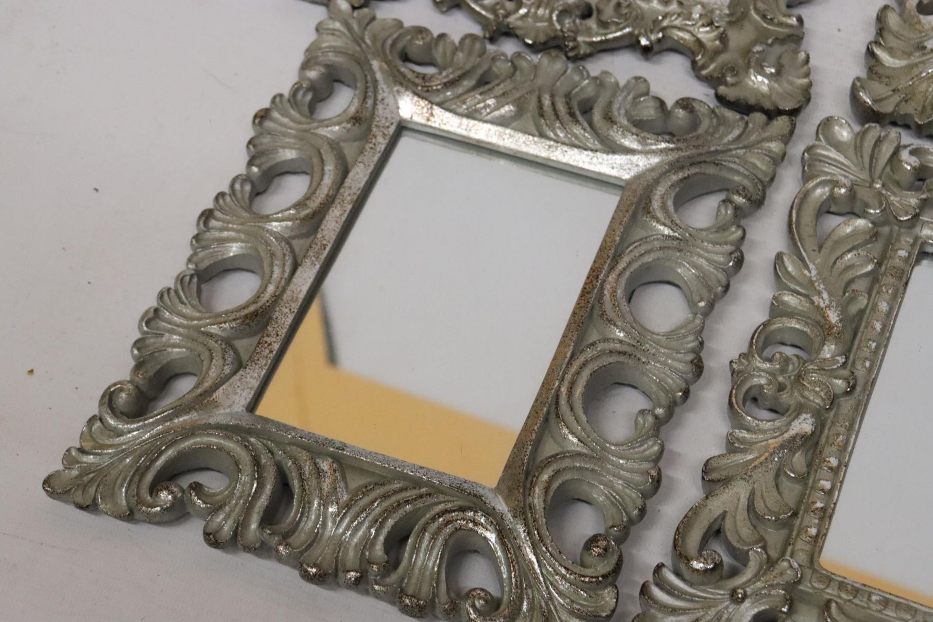 FIVE SMALL MIRRORS WITH ORNATE SILVER COLOURED FRAMES - Bild 7 aus 9