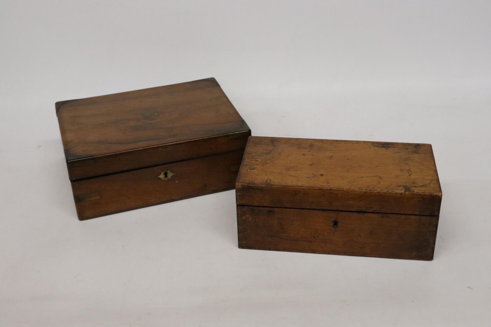 A VINTAGE MAHOGANY WRITING SLOPE, IN NEED OF RESTORATION PLUS A VINTAGE OAK BOX - Image 2 of 6