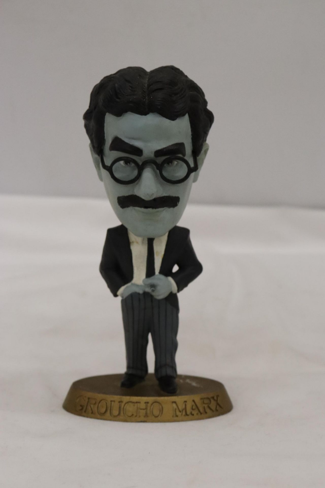 A GROUCHO MARX CLASSIC SCULPTURE - CLASSIC COMEDY HEADLINERS