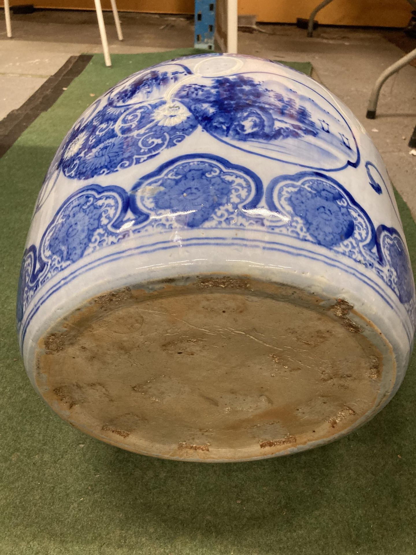 A LARGE MING STYLE BLUE AND WHITE PLANTER 29CM DIAMETER - Image 4 of 4