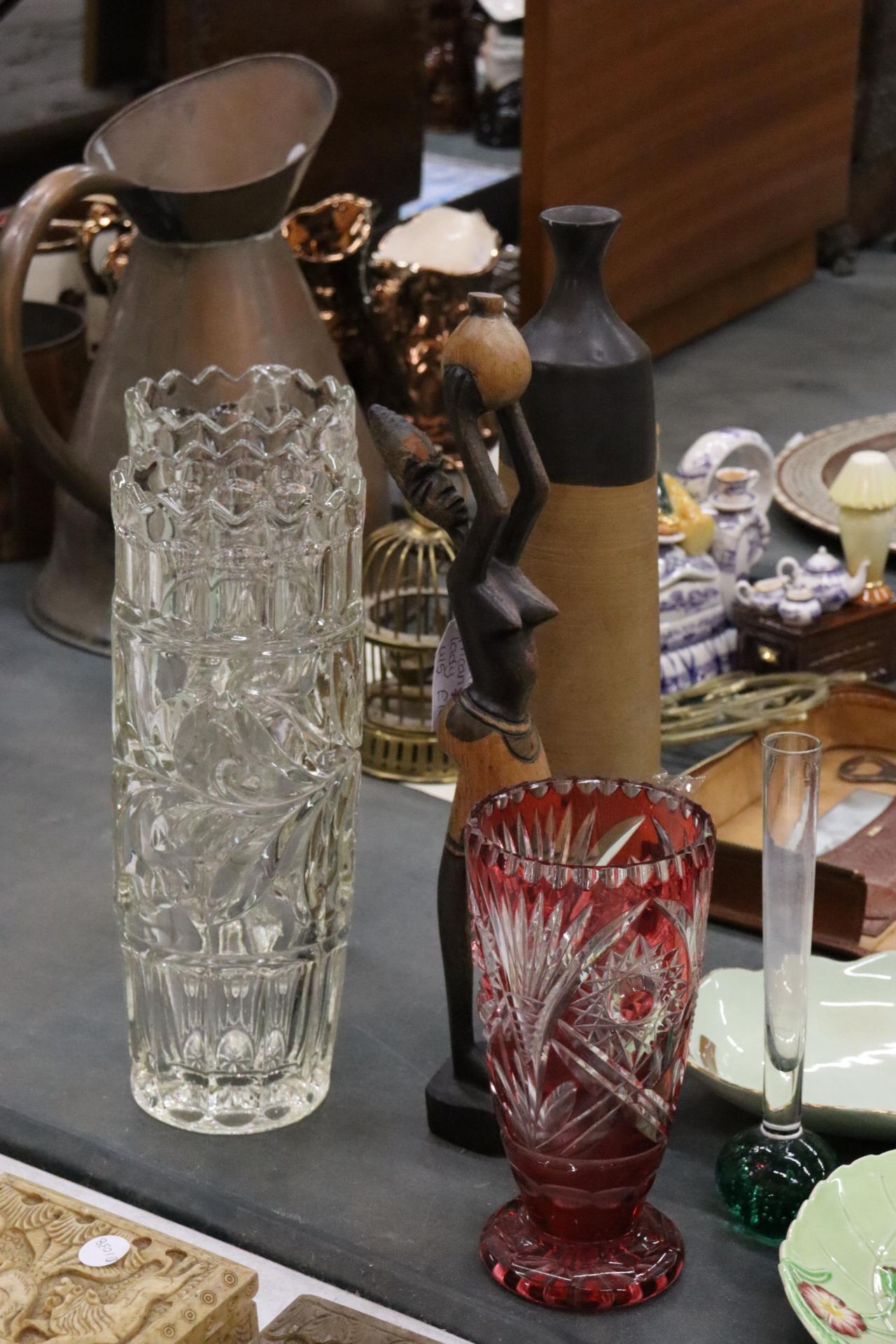 A MIXED LOT TO INCLUDE LARGE VINTAGE GLASS VASES, A CRANBERRY CUT GLASS VASE, CARLTON WARE PLATES, - Image 2 of 8