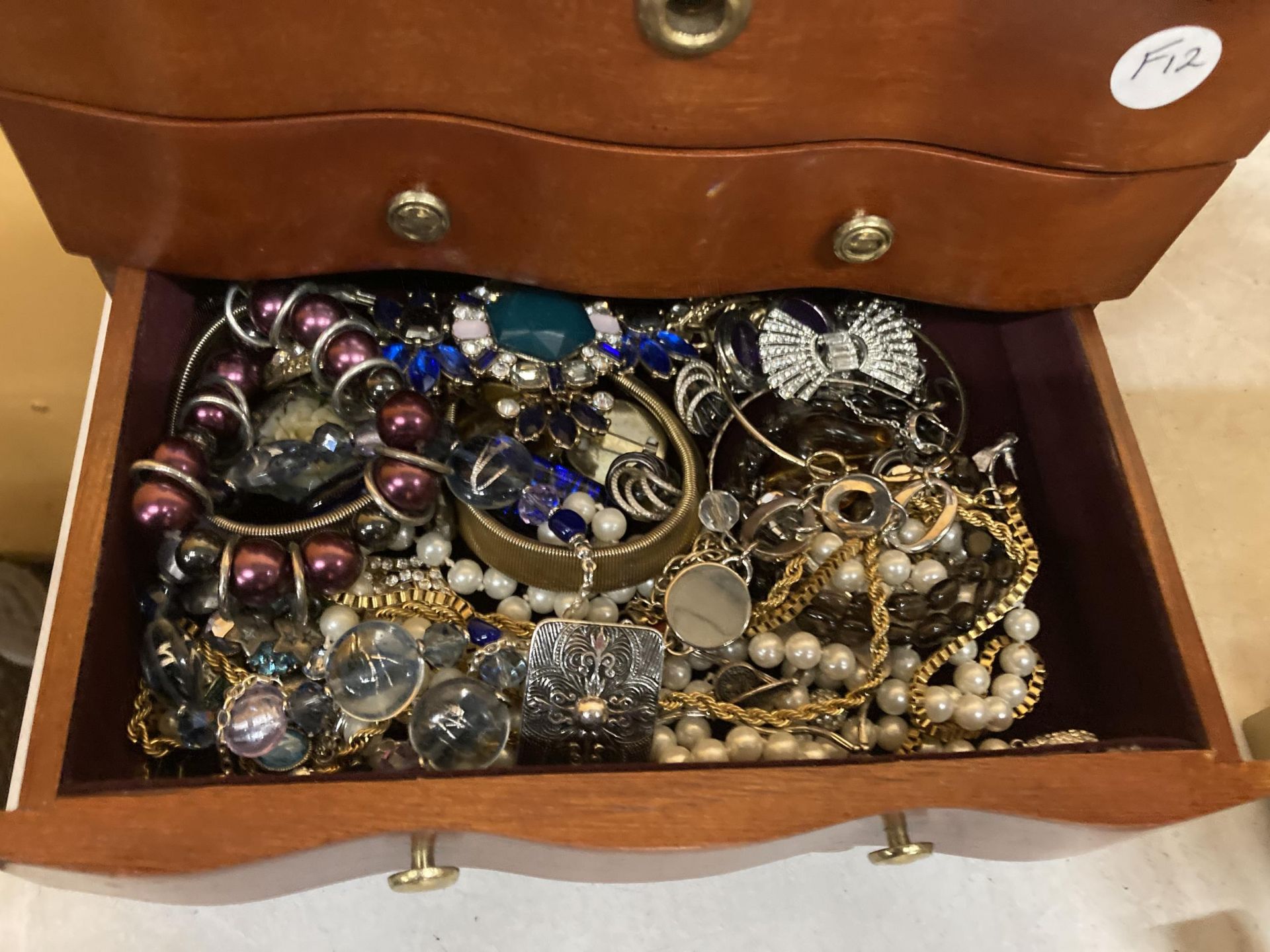A THREE DRAWER JEWELLERY CHEST WITH HINGED TOP, MIRROR AND COSTUME JEWELLERY CONTENTS - Image 4 of 5
