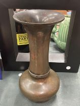 A LARGE VINTAGE BRONZE VASE, HEIGHT 30CM