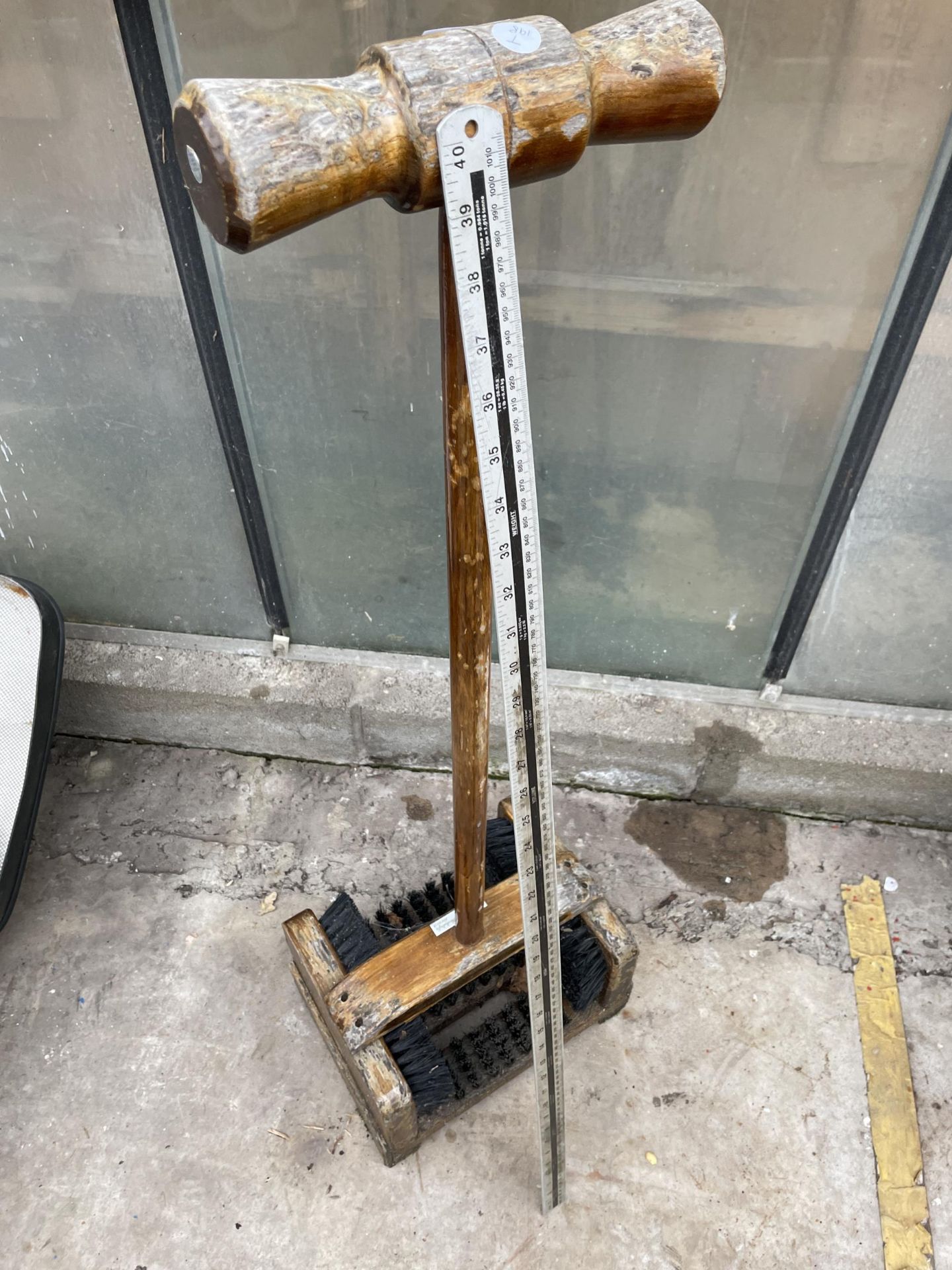 A VINTAGE WOODEN BOOT BRUSH WITH 'LORD ROBERTS WORKSHOP' PLAQUE - Image 4 of 4