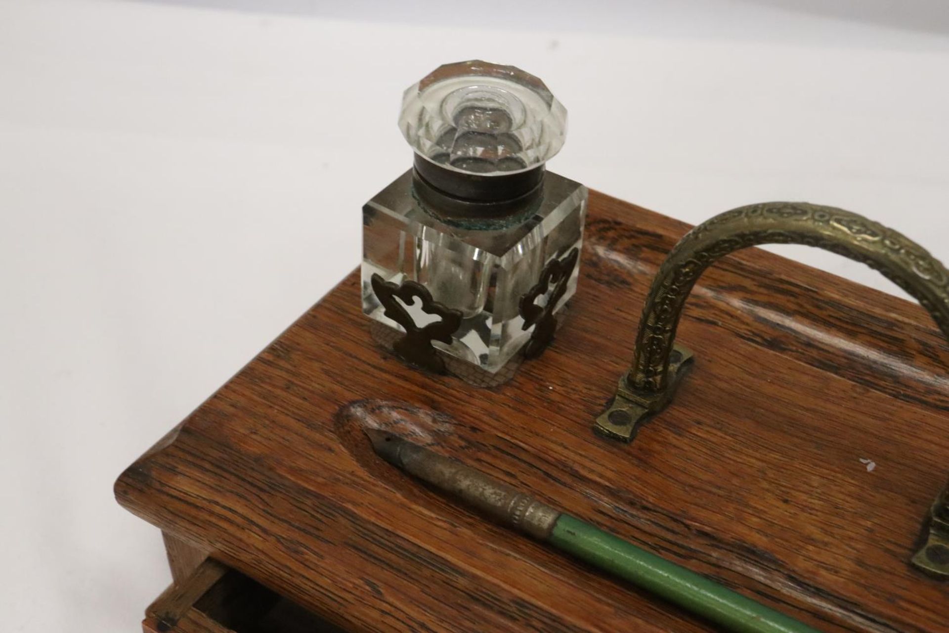 A VINTAGE OAK DESKSET WITH BRASS HANDLE AND DRAWER WITH GLASS INKWELLS - Image 6 of 6