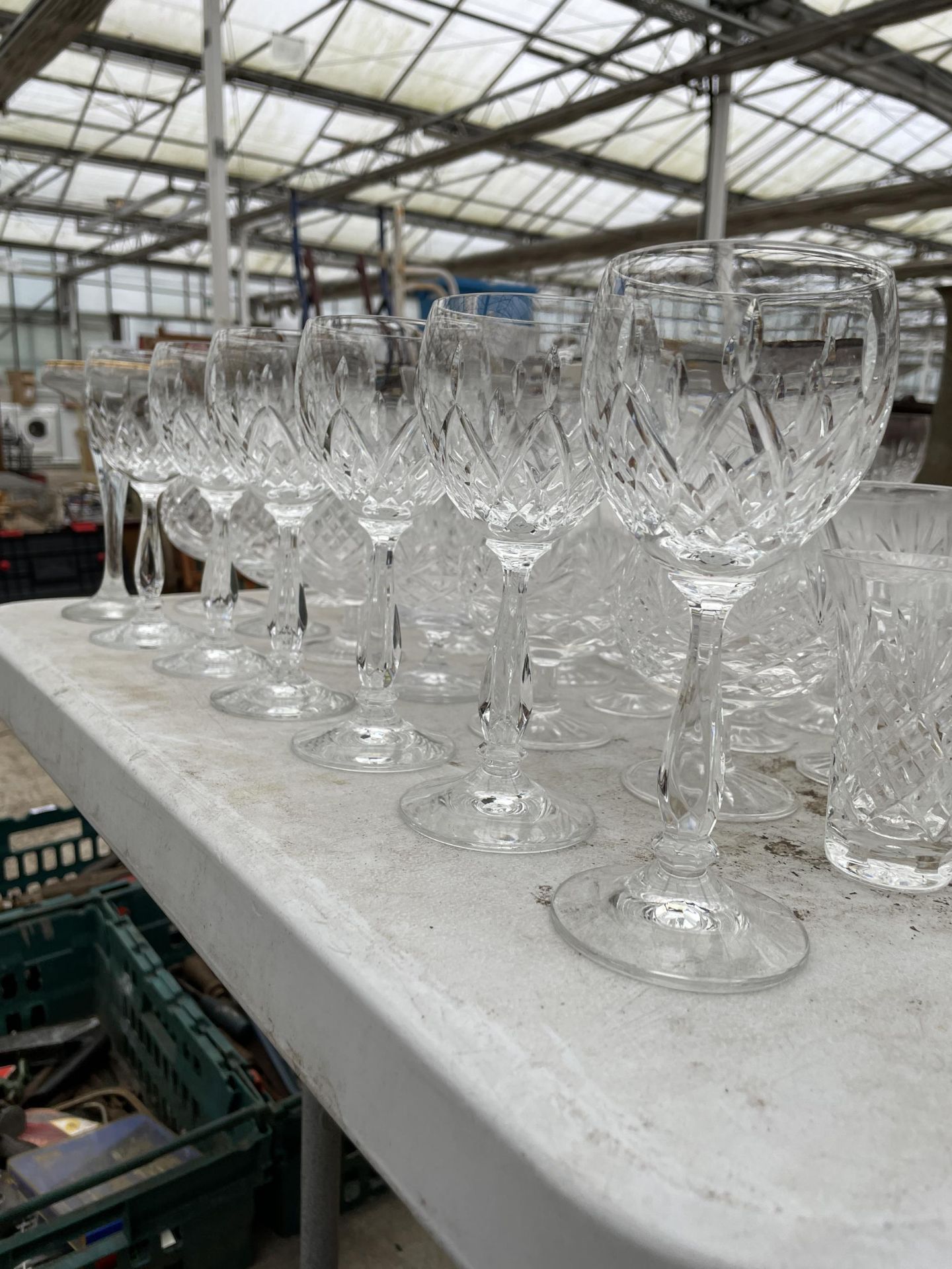 A LARGE QUANTITY OF CUT GLASS WARE TO INCLUDE WINE GLASSES, WHISKEY GLASSES AND BRANDY BALOONS ETC - Image 2 of 5