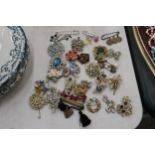 A QUANTITY OF VINTAGE COSTUME JEWELLERY BROOCHES - APPROX 29 IN TOTAL