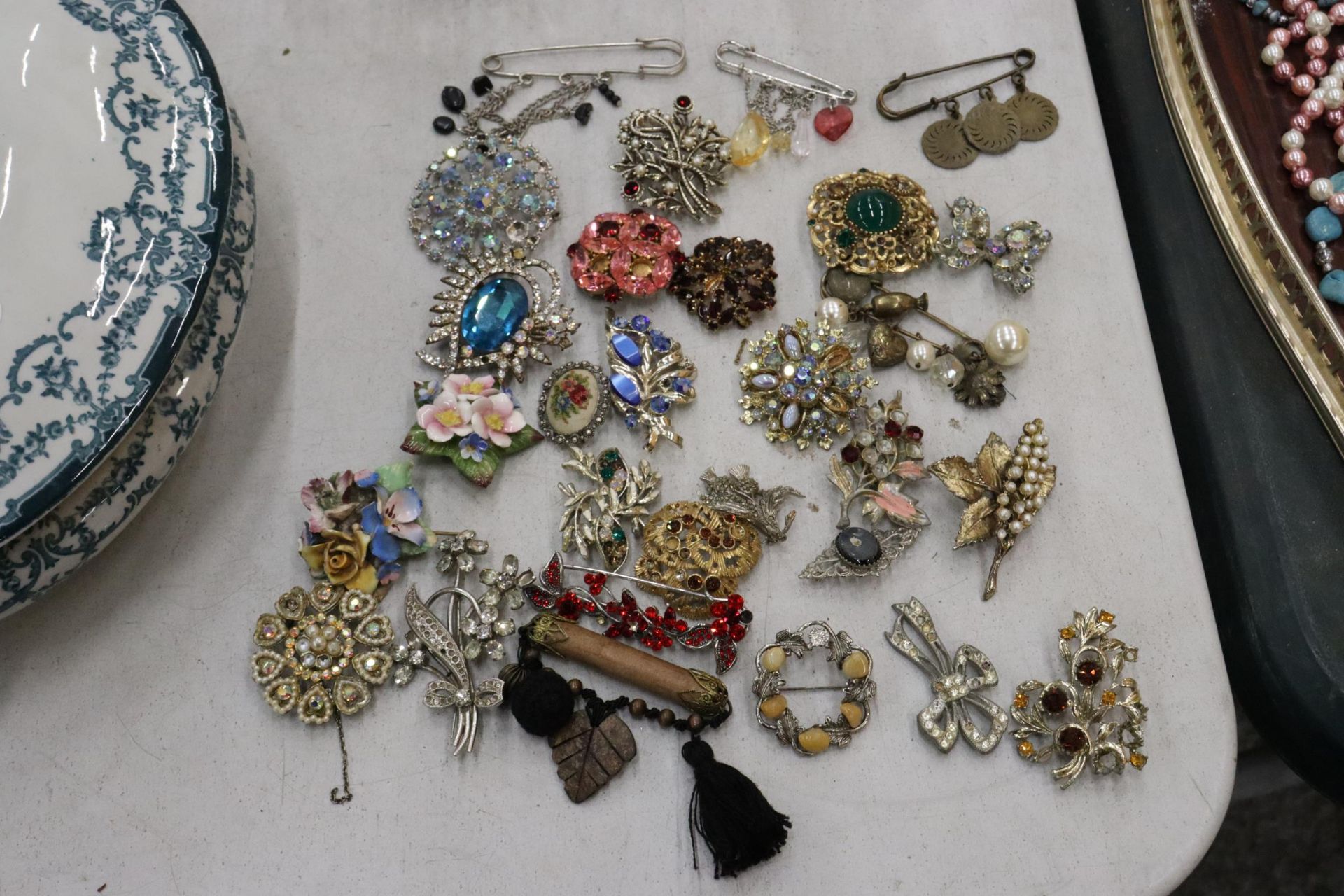 A QUANTITY OF VINTAGE COSTUME JEWELLERY BROOCHES - APPROX 29 IN TOTAL