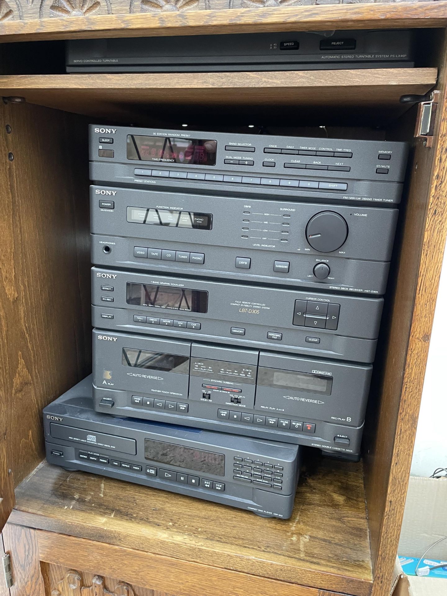 AN OAK RECORD CABINET CONTAINING A SONY COMPACT HI-FI STEREO SYSTEM - Image 2 of 5