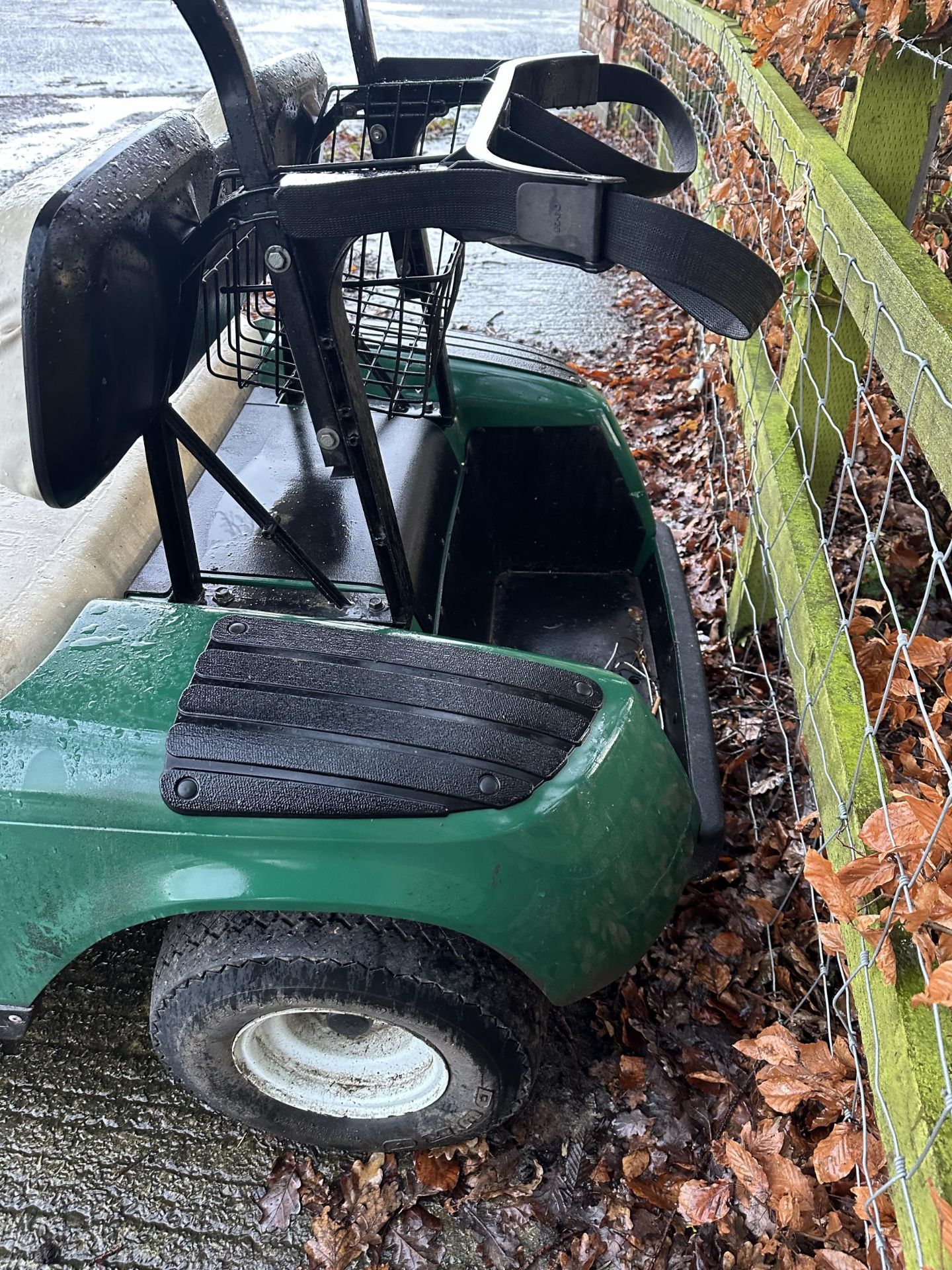A GREEN EZGO TEXTRON COMPANY ELECTRIC GOLF BUGGY COMPLETE WITH KEY - Bild 5 aus 8