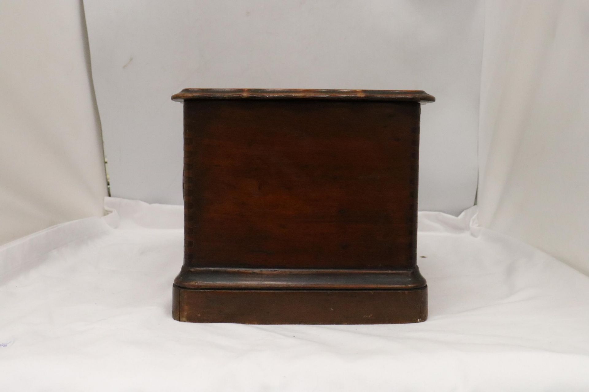 A LARGE VINTAGE OAK WORK BOX WITH DOVETAIL HINGES, HEIGHT 20CM, LENGTH 40CM, DEPTH 24CM - Image 3 of 4