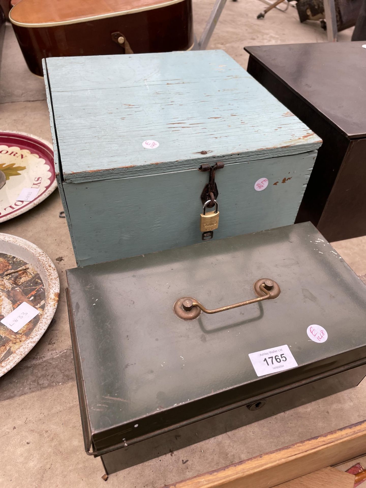 A VINTAGE WOODEN STORAGE BOX AND A METAL CASH TIN AND A WOODEN BOX CONTAINING DESK ITEMS TO - Image 3 of 3