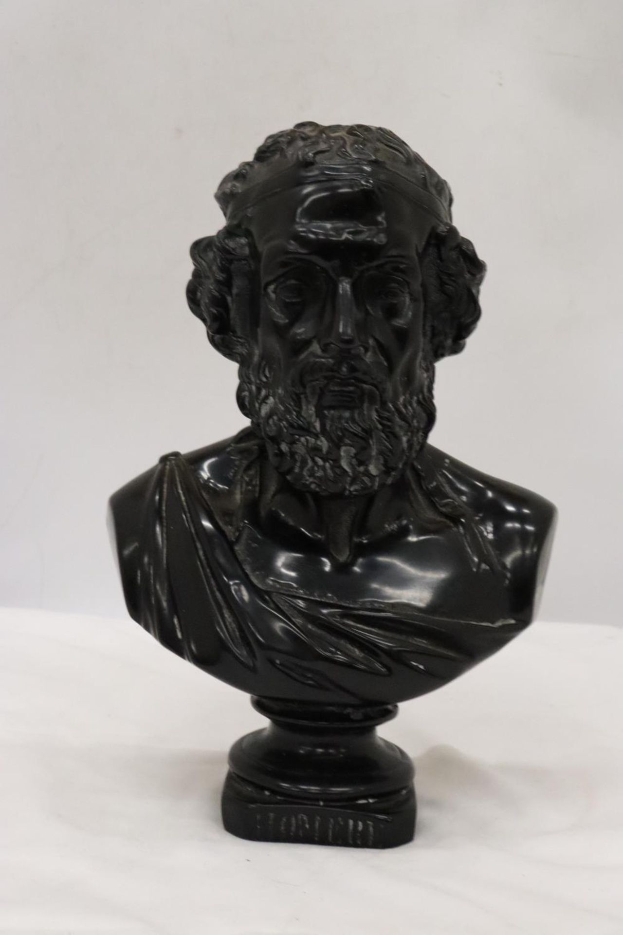 A HEAVY RESIN BUST OF CLASSICAL GREEK POET TITLED - 'HOMERE', HEIGHT 30 CM