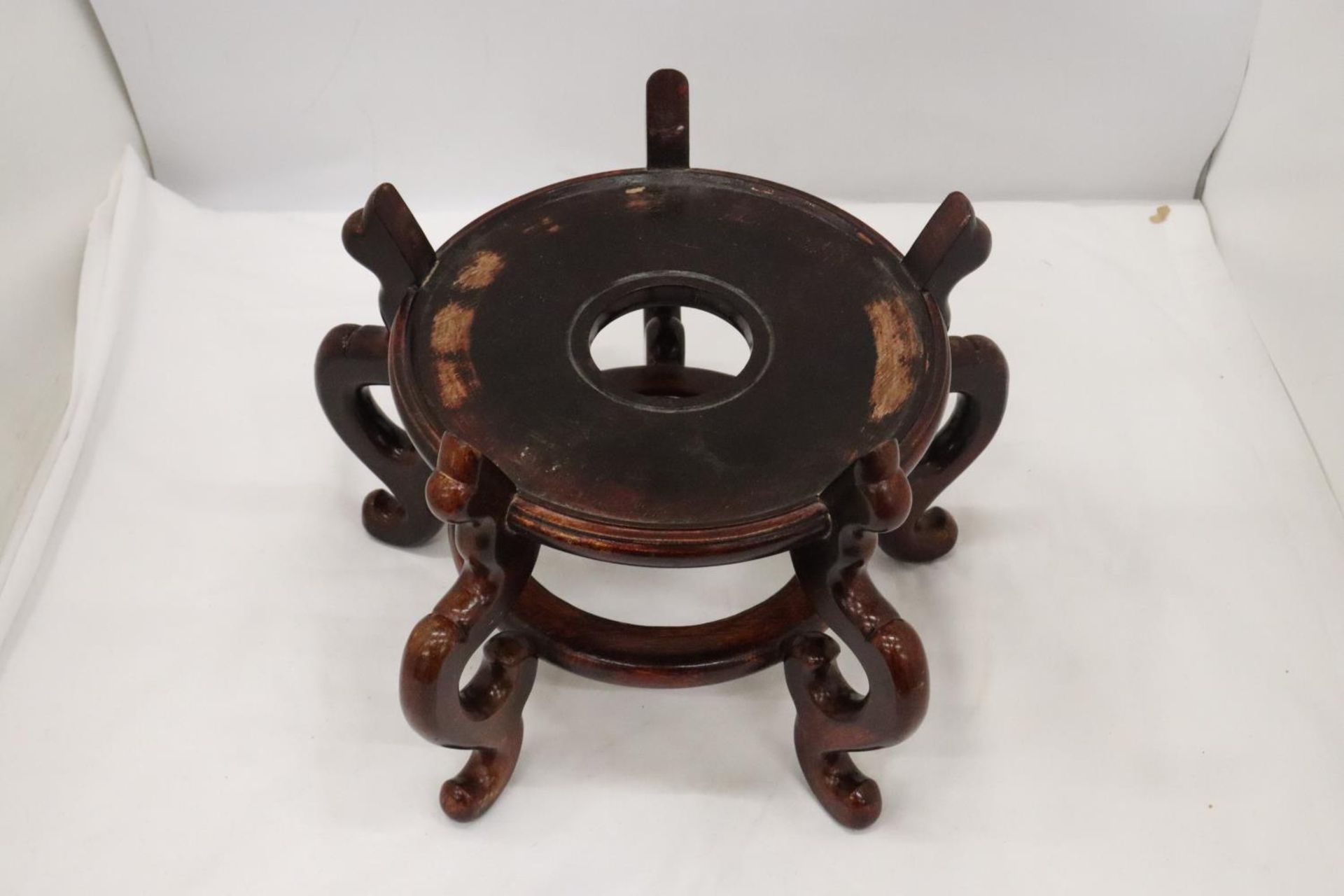 A LARGE WOODEN CHINESE CARVED PEDESTAL TOGETHER WITH A VINTAGE WOODEN MASK - Image 7 of 7