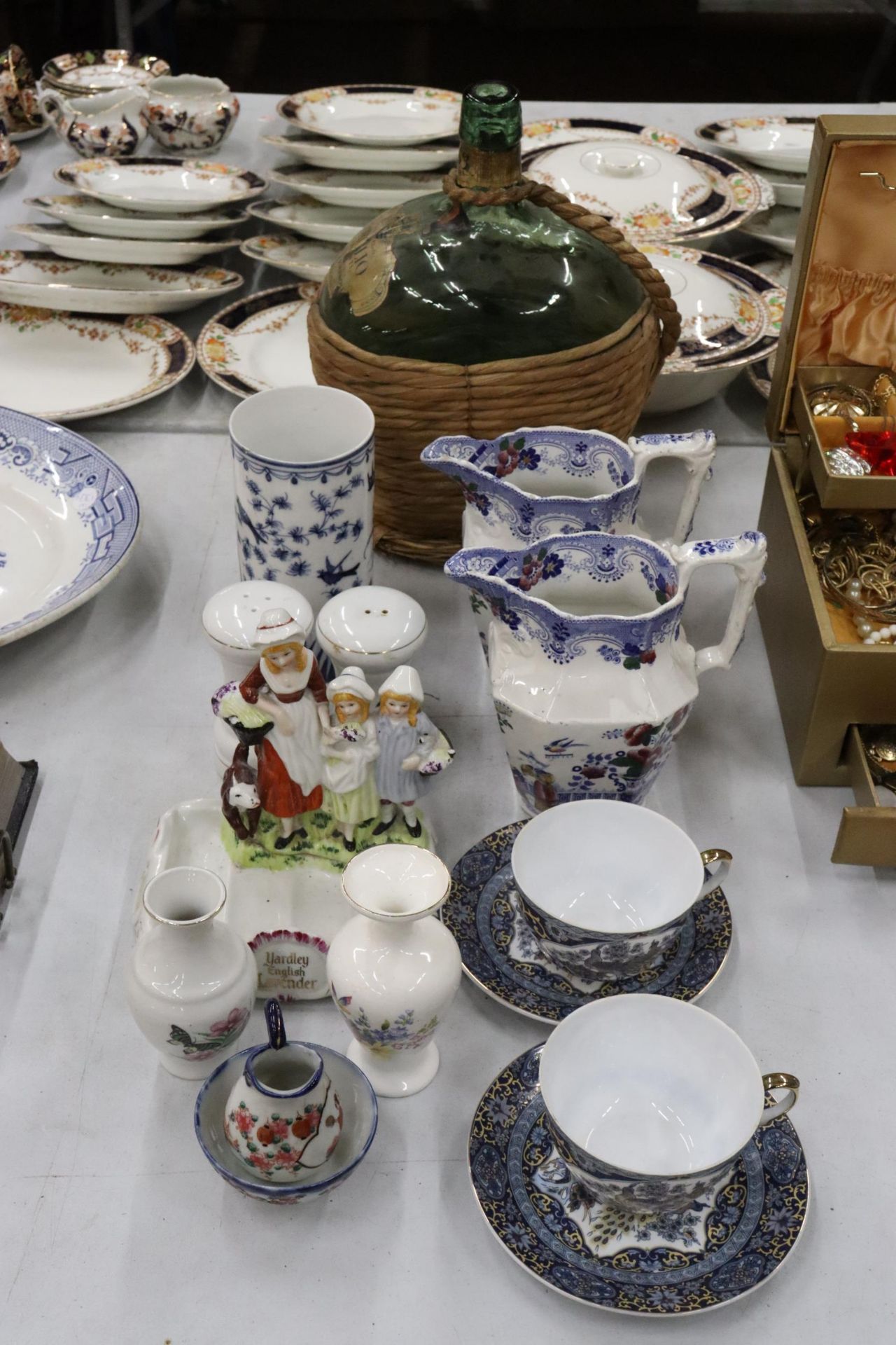 A QUANTITY OF VINTAGE CERAMICS TO INCLUDE JUGS, A YARDLEY SOAP DISH, CUPS AND SAUCERS, VASES, A