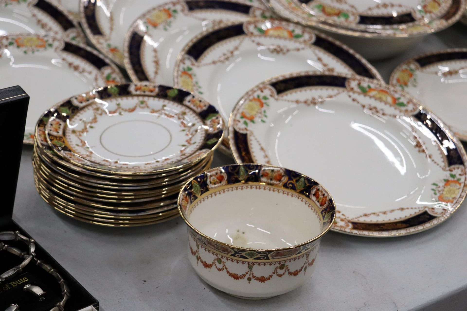 A LARGE QUANTITY OF MONA IMARI PATTERN TO INCLUDE TUREENS, DINNER PLATES, SIDE PLATES, CUPS, - Image 2 of 14