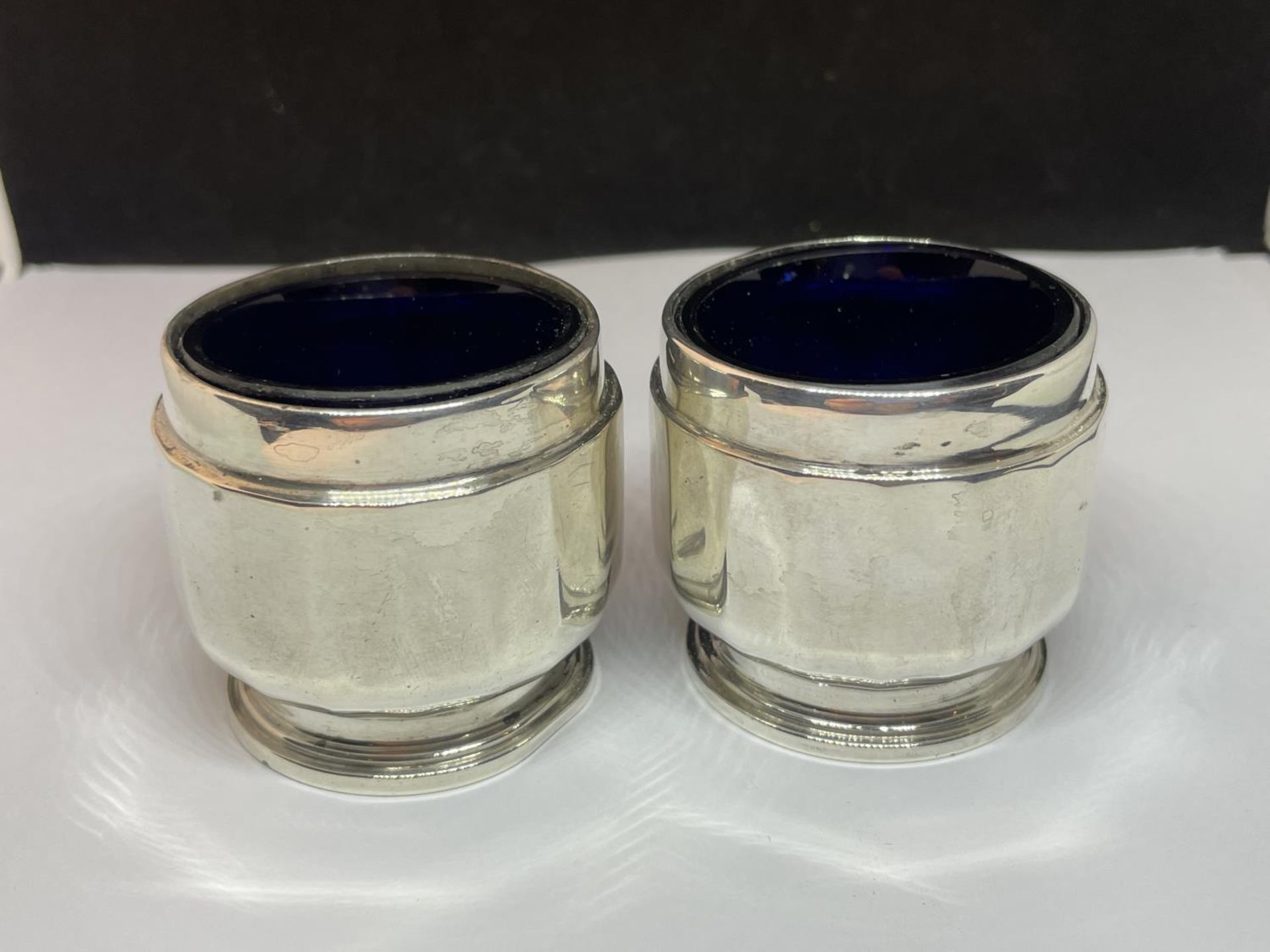 A PAIR OF HALLMARKED BIRMINGHAM SILVER SALTS WITH BLUE GLASS LINERS - Image 2 of 4