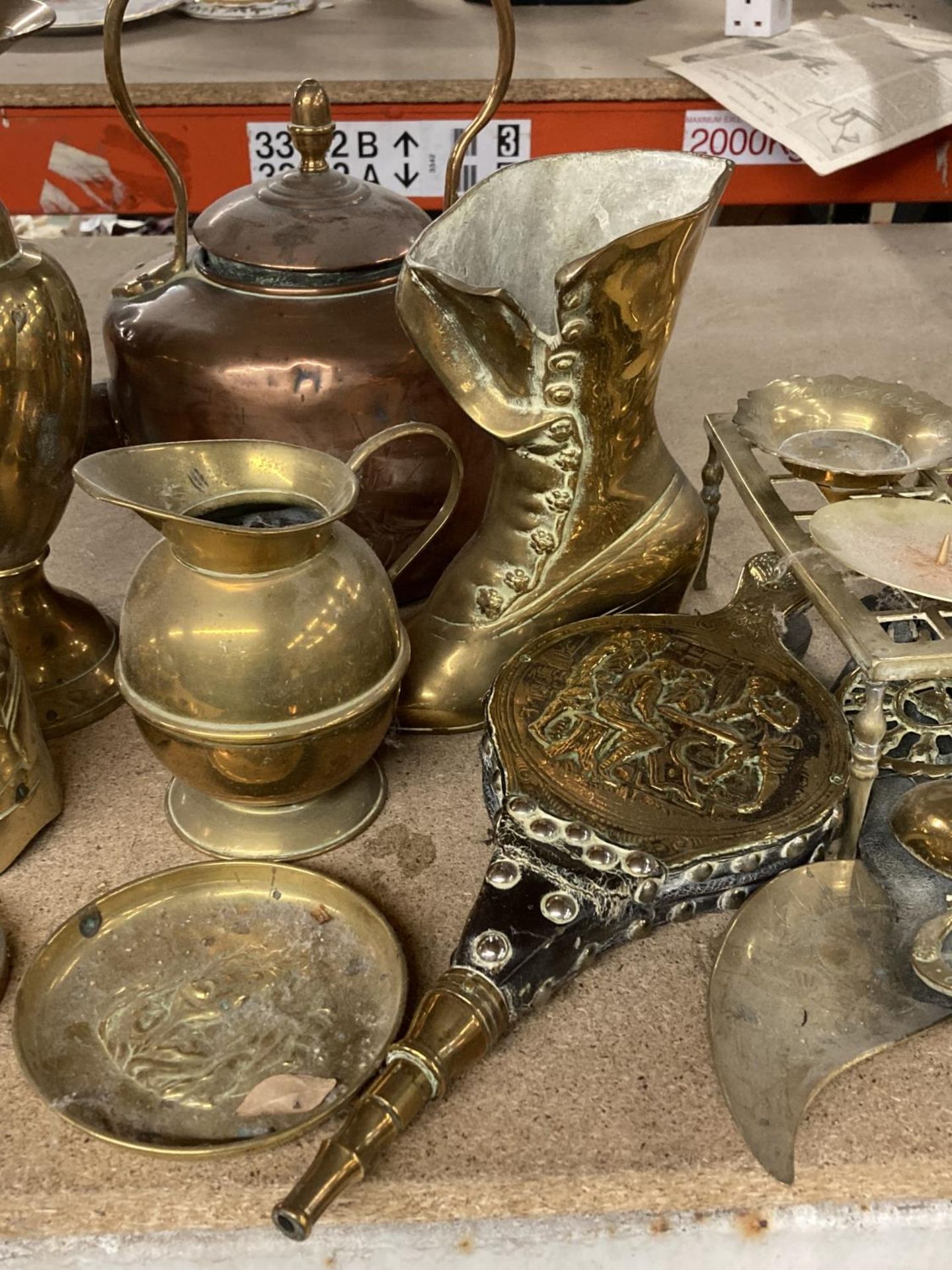 VARIOUS ITEMS OF BRASSWARE AND COPPER TO INCLUDE AN ACORN TOP KETTLE, TRIVET, HORSE BRASSES, LARGE - Image 4 of 4