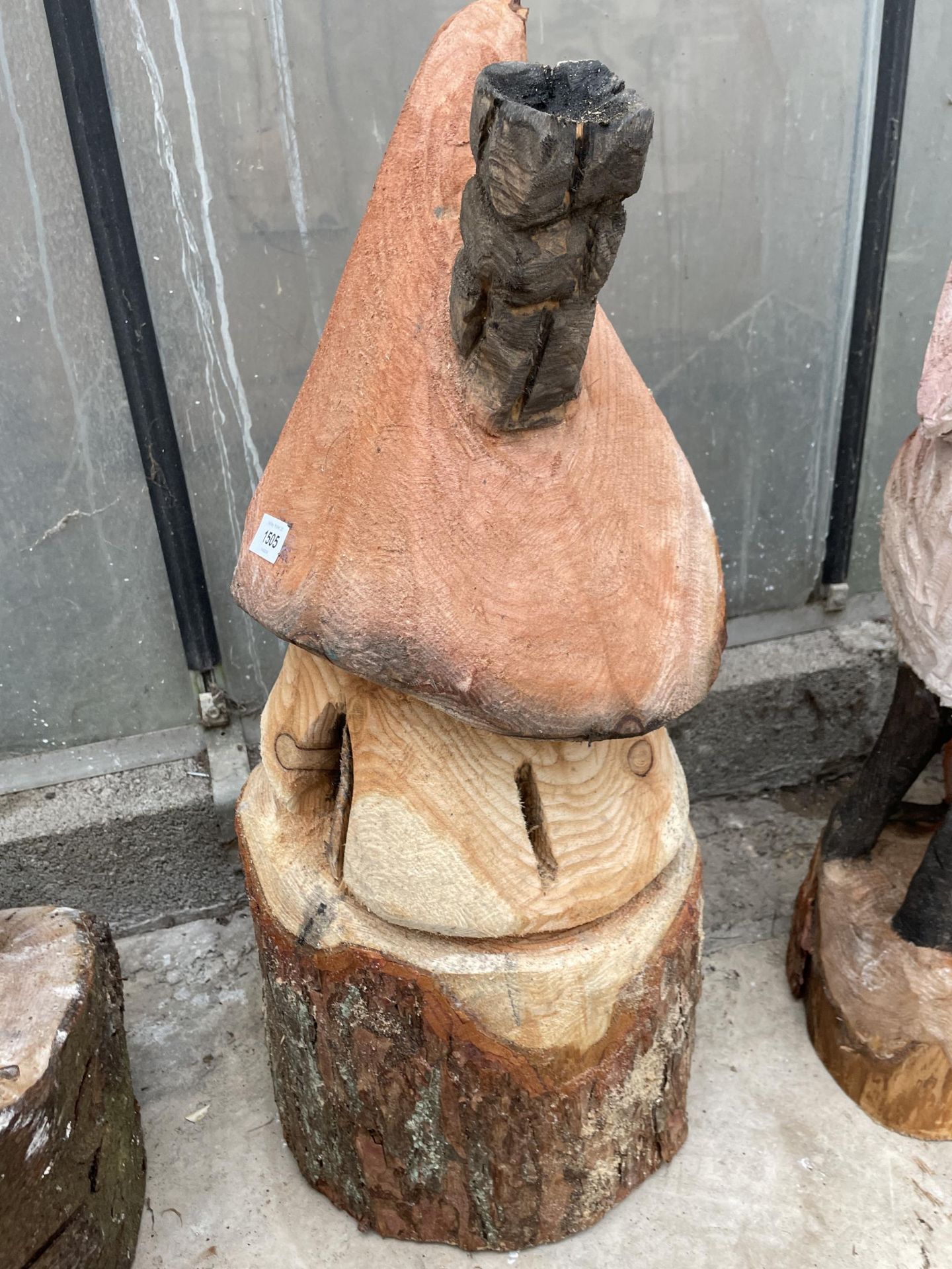 A TOADSTOOL HOUSE CHAINSAW CARVING (H:67CM) - Image 4 of 4