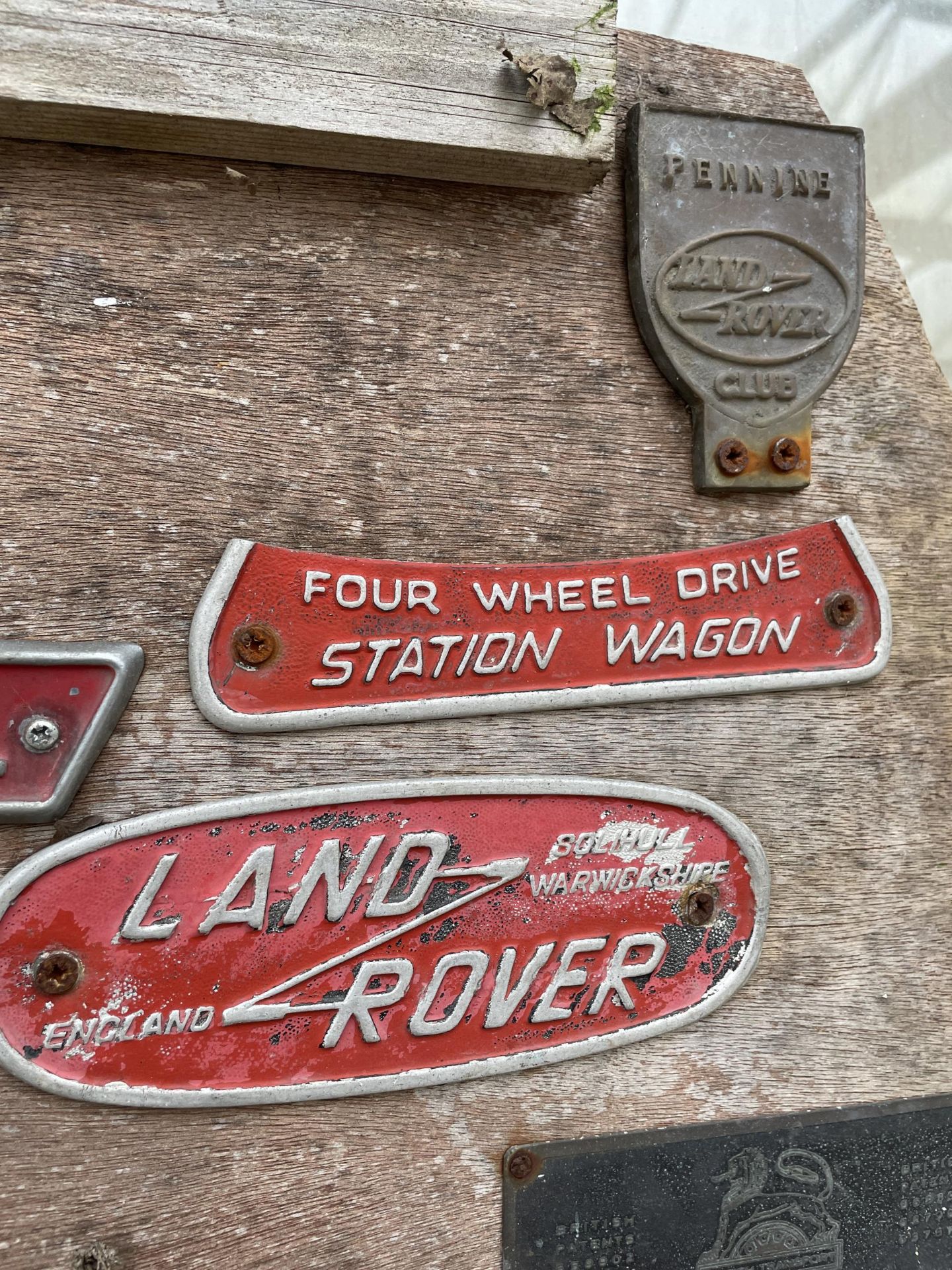 A LARGE WOODEN BOARD CONTAING A LARGE ASSORTMENT OF VINTAGE CAR AND VEHICLE BADGES TO INCLUDE - Bild 4 aus 8