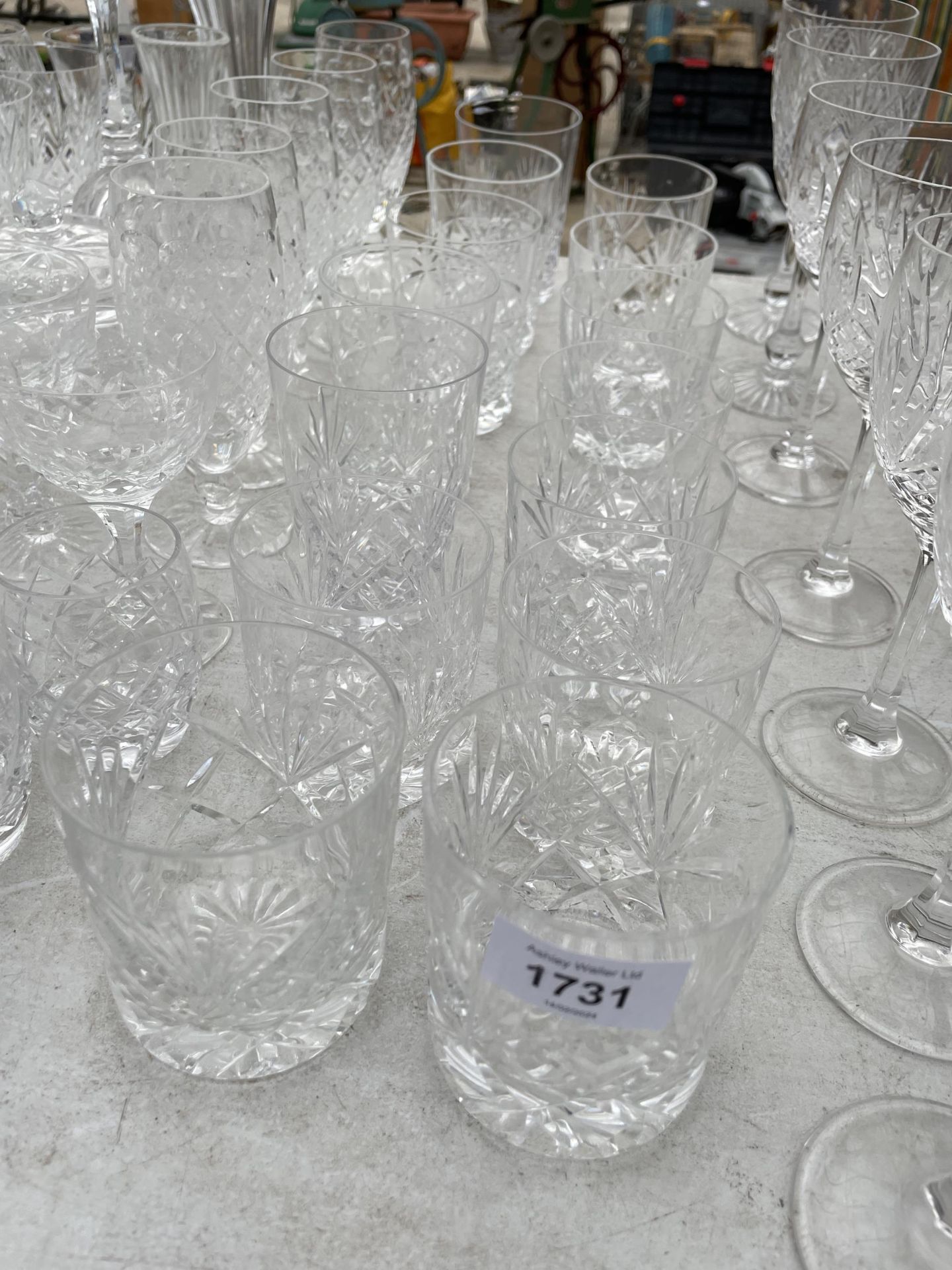 A LARGE QUANTITY OF CUT GLASS WARE TO INCLUDE WINE GLASSES, WHISKEY GLASSES AND BRANDY BALOONS ETC - Image 3 of 5