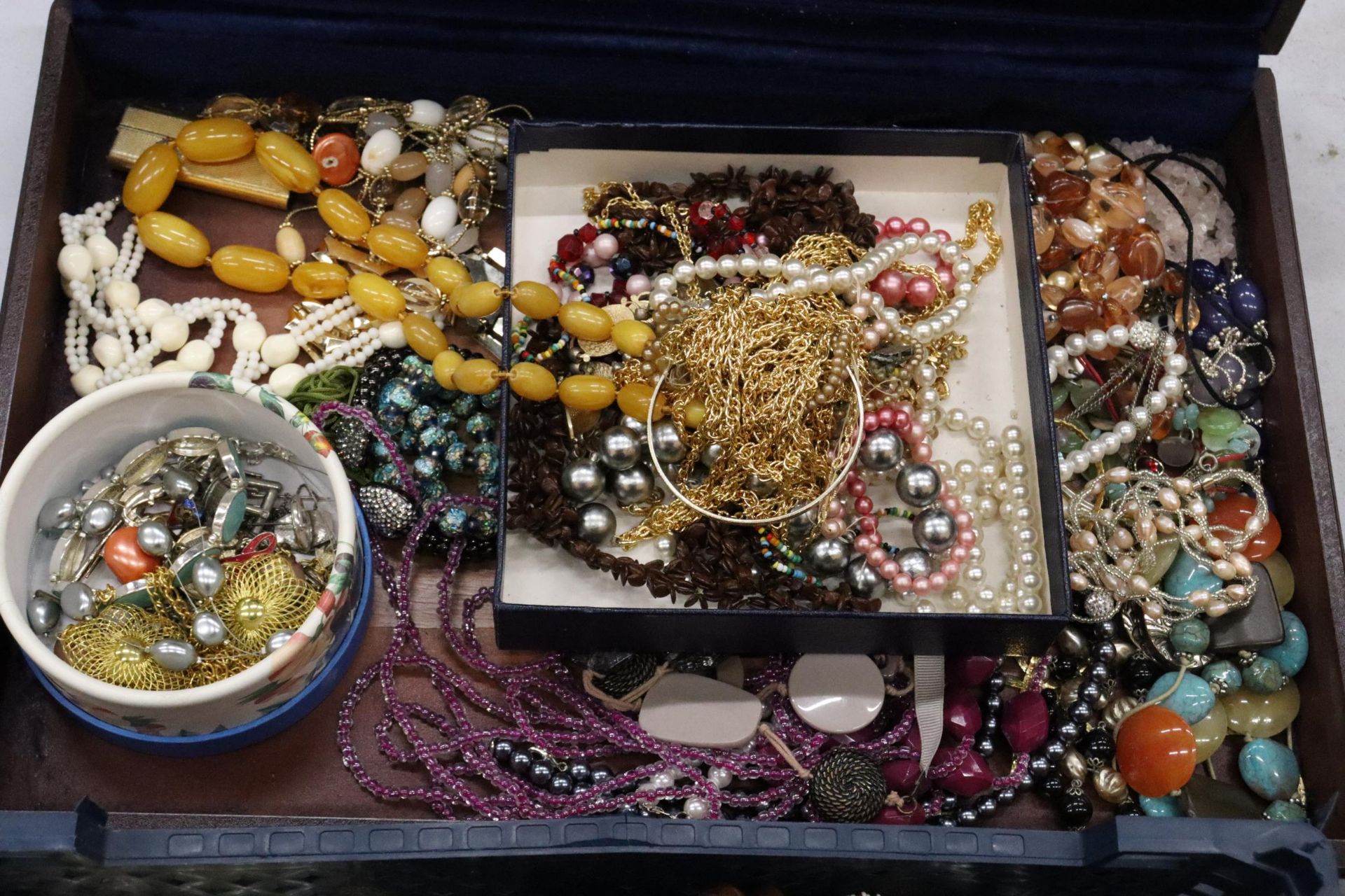 A LARGE QUANTITY OF COSTUME JEWELLERY TO INCLUDE AMBER STYLE BEADS, BANGLES, NECKLACES, BEADS, - Image 3 of 8