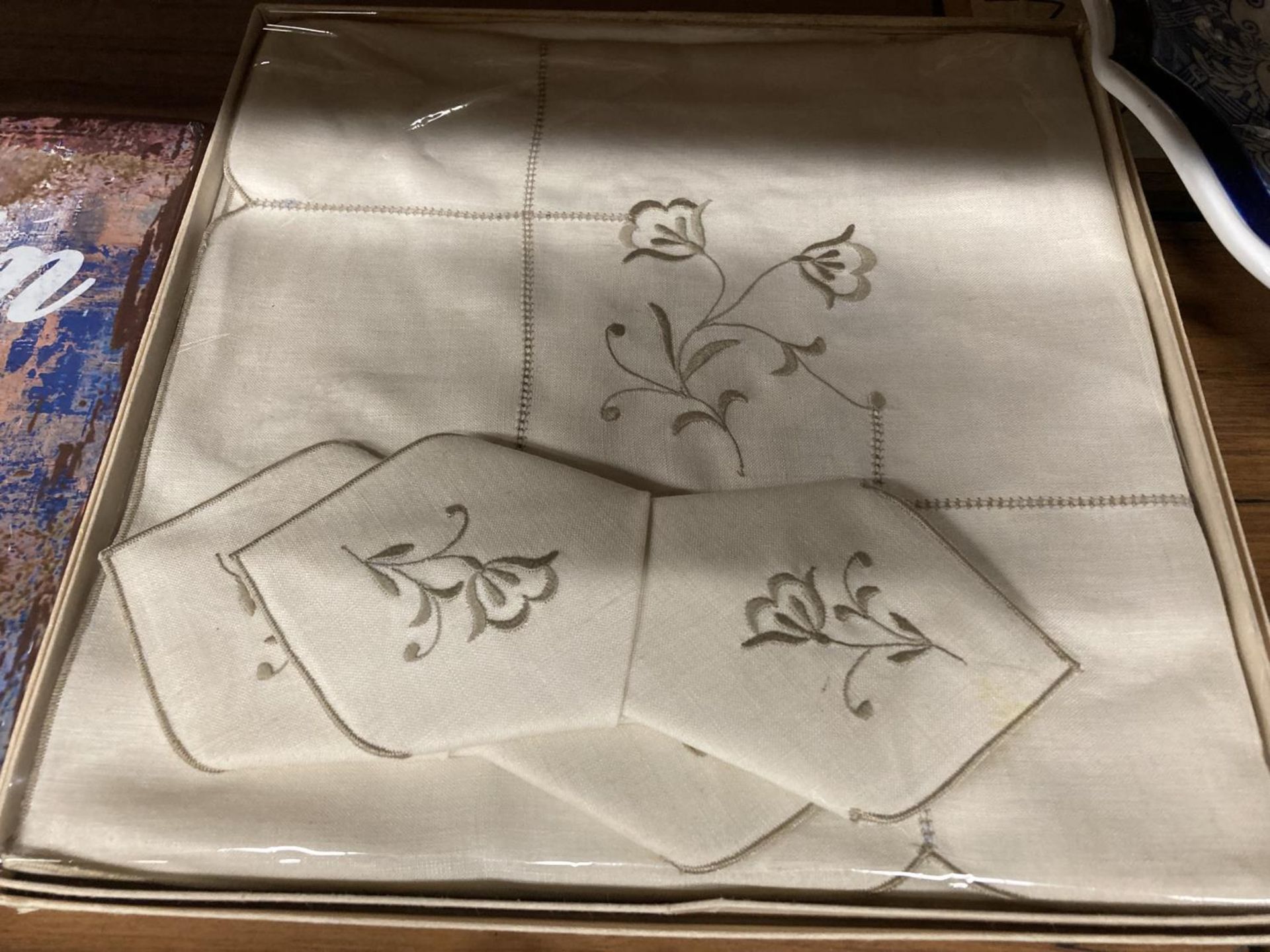 A QUANTITY OF FLATWARE AND A BOXED VINTAGE NAPKIN SET - Image 2 of 3