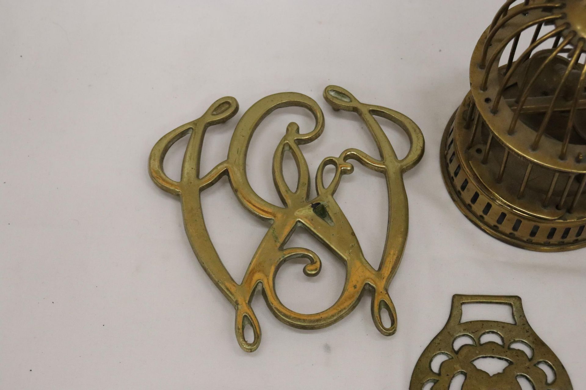 A BRASS BIRD IN A CAGE, HORSE BRASS AND STAND - Image 4 of 5