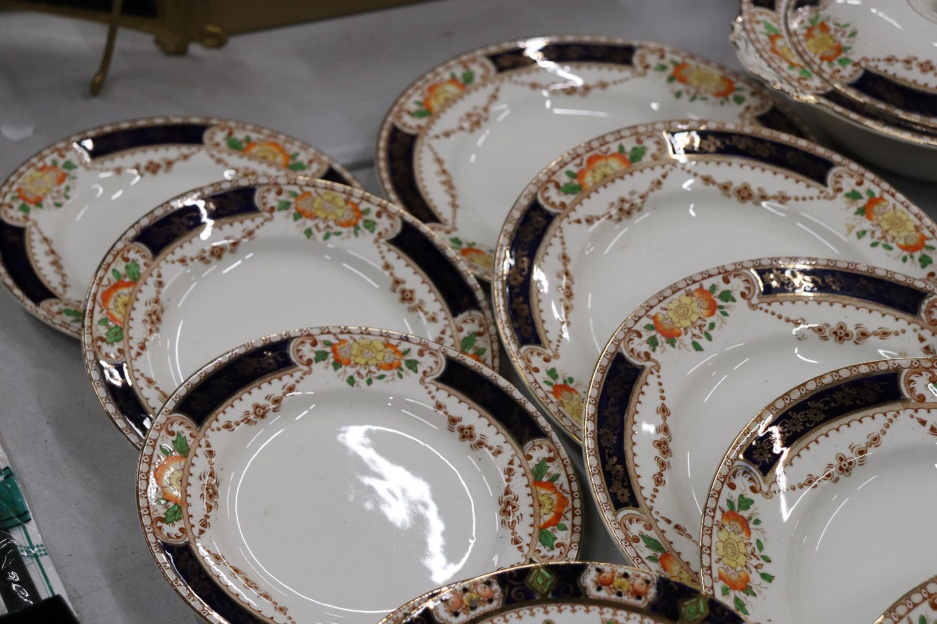 A LARGE QUANTITY OF MONA IMARI PATTERN TO INCLUDE TUREENS, DINNER PLATES, SIDE PLATES, CUPS, - Image 3 of 14