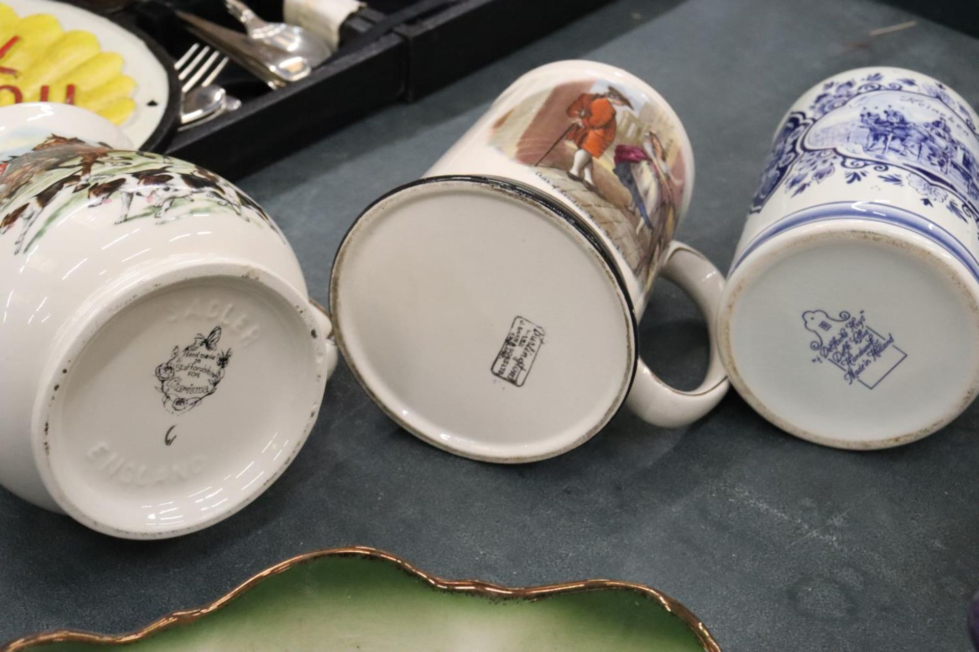 A MIXED LOT TO INCLUDE SADLER TEAPOTS, LIMOGES HANDPAINTED HINGED EGG TRINKET, DELFT BLUE TANKARD, - Image 12 of 12