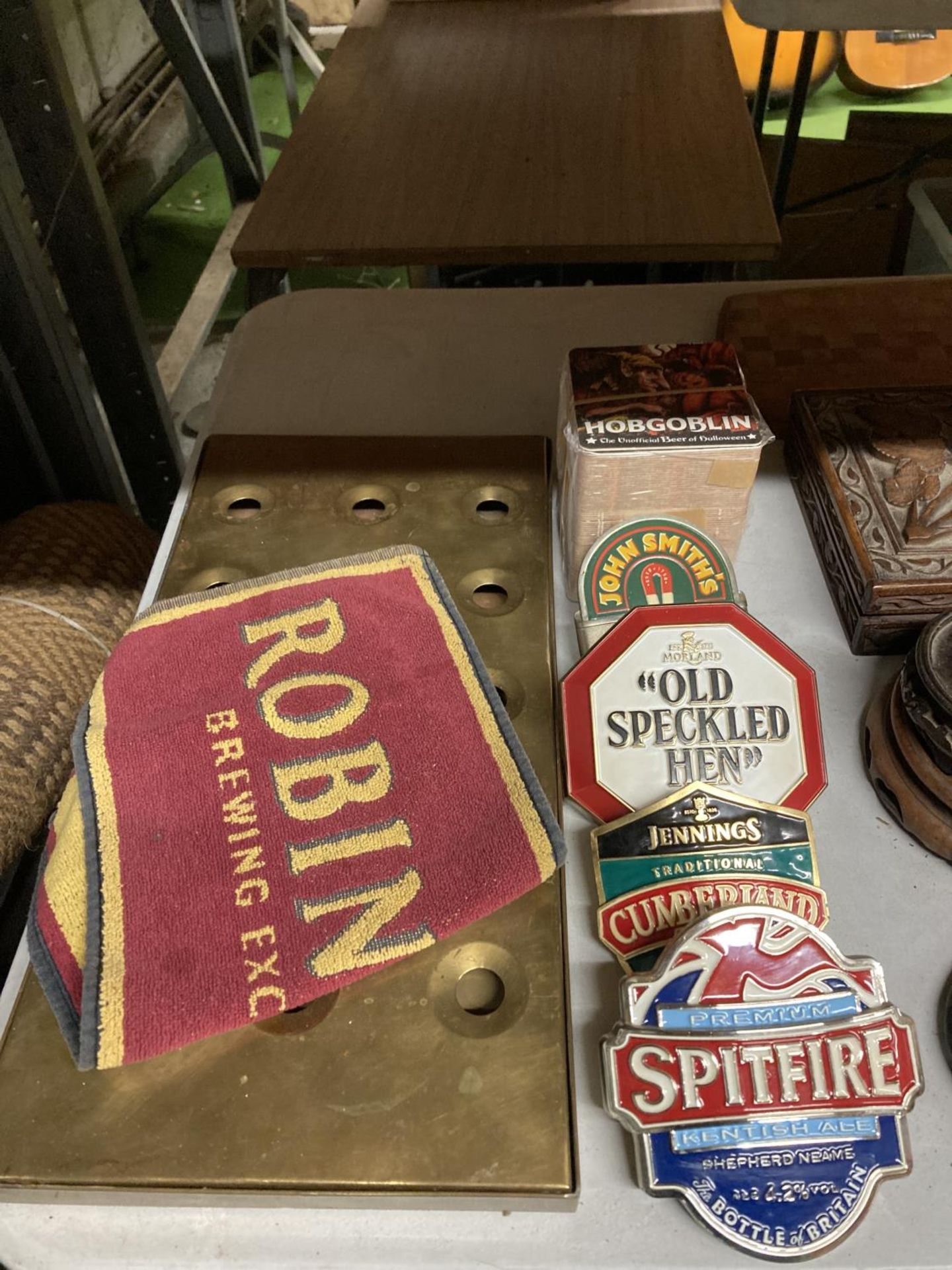 VARIOUS BREWERIANA TO INCLUDE A BRASS DRIP TRAY, FOUR BEER PUMP BADGES, A TOWEL AND BEER MATS