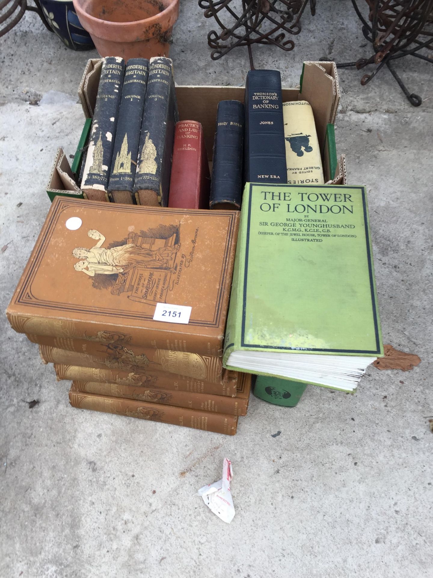 AN ASSORTMENT OF VINTAGE HARDBACK BOOKS