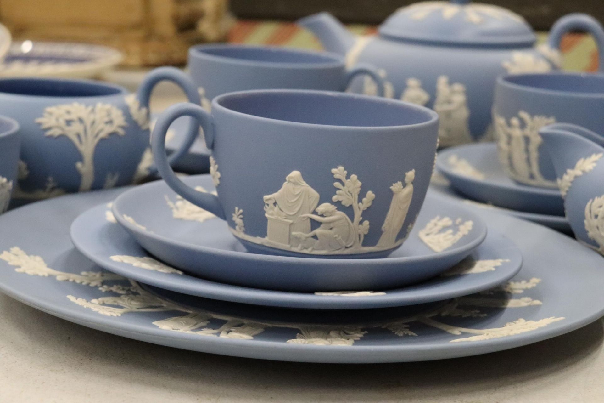 A WEDGWOOD JASPERWARE TEASET TO INCLUDE A TEAPOT, CREAM JUG, SUGAR BOWL,CUPS, SAUCERS, SIDE PLATES - Image 4 of 8