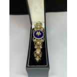 AN ORNATE YELLOW METAL, CLEAR STONE AND PEARL BRACELET IN A PRESENTATION BOX