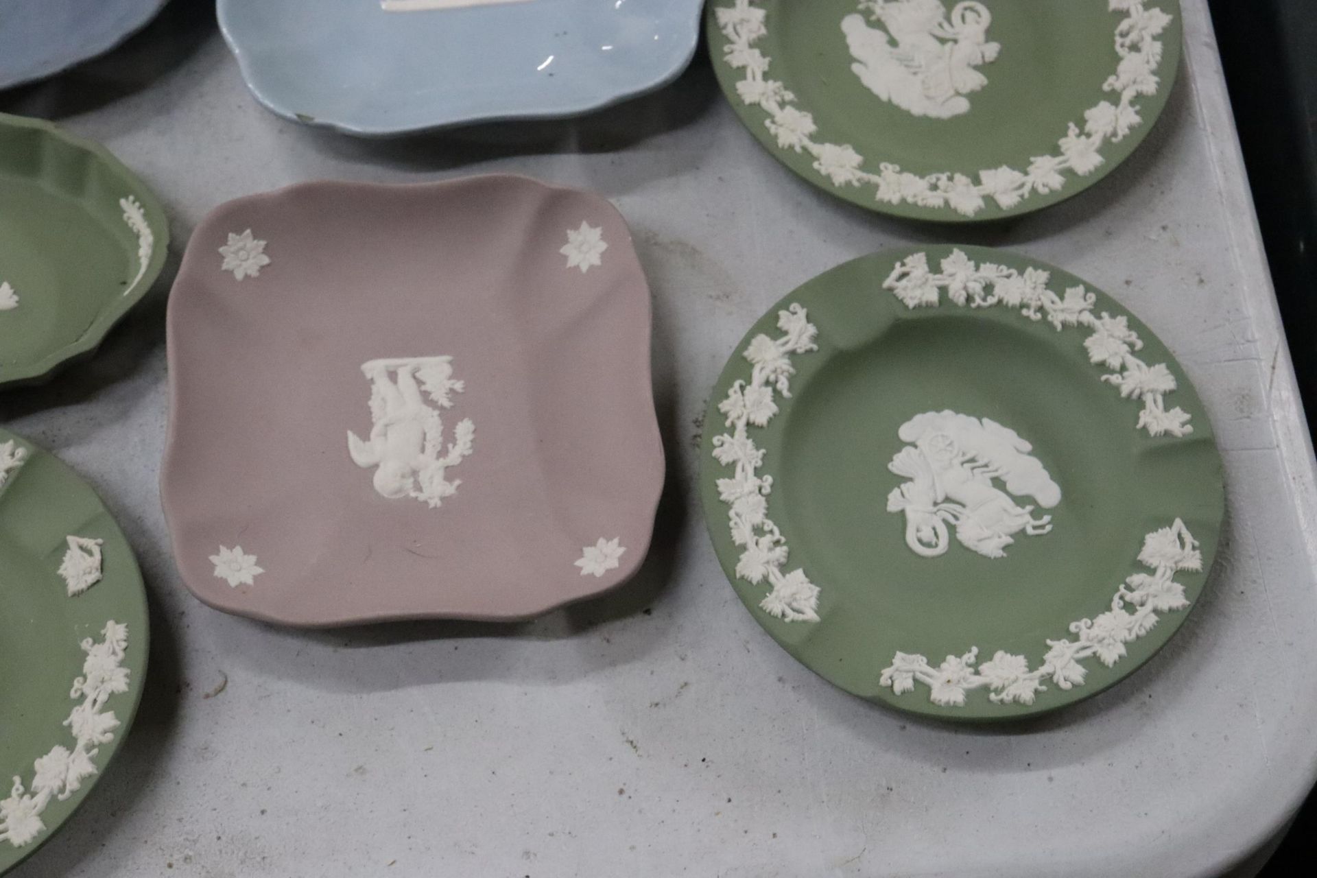 A COLLECTION OF WEDGWOOD JAPERWARE TRINKET BOXES AND PIN TRAYS TO INCLUDE LILAC AND GREEN - Image 4 of 9