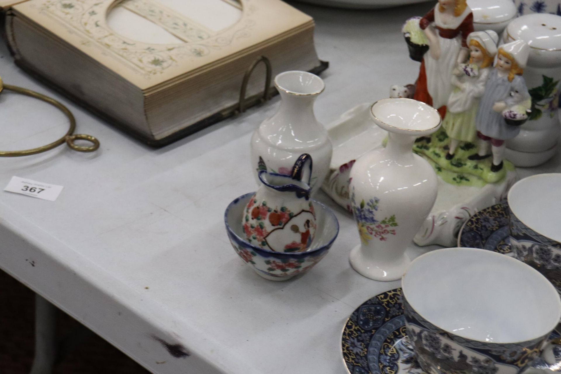 A QUANTITY OF VINTAGE CERAMICS TO INCLUDE JUGS, A YARDLEY SOAP DISH, CUPS AND SAUCERS, VASES, A - Image 6 of 11