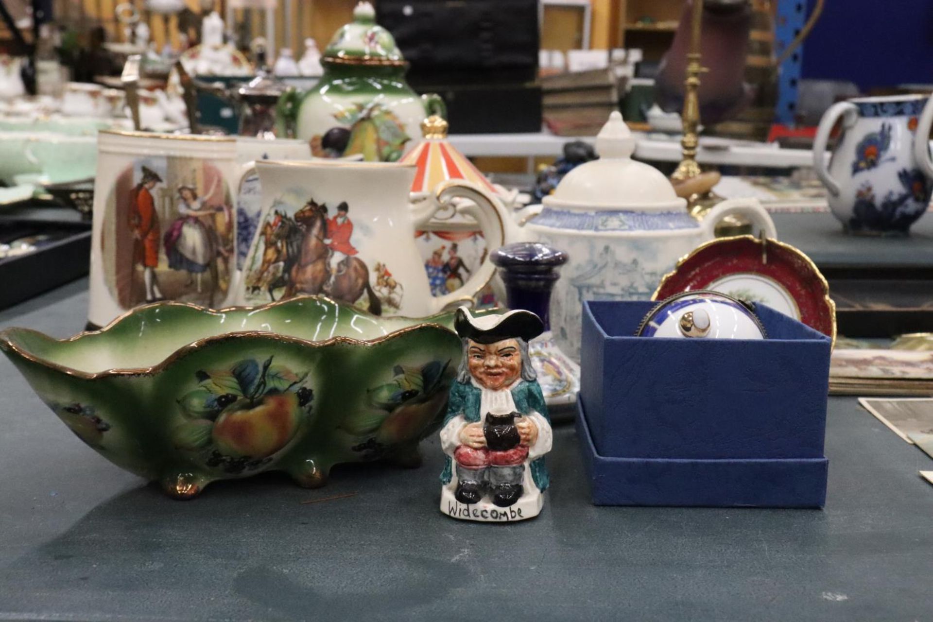 A MIXED LOT TO INCLUDE SADLER TEAPOTS, LIMOGES HANDPAINTED HINGED EGG TRINKET, DELFT BLUE TANKARD, - Bild 2 aus 12