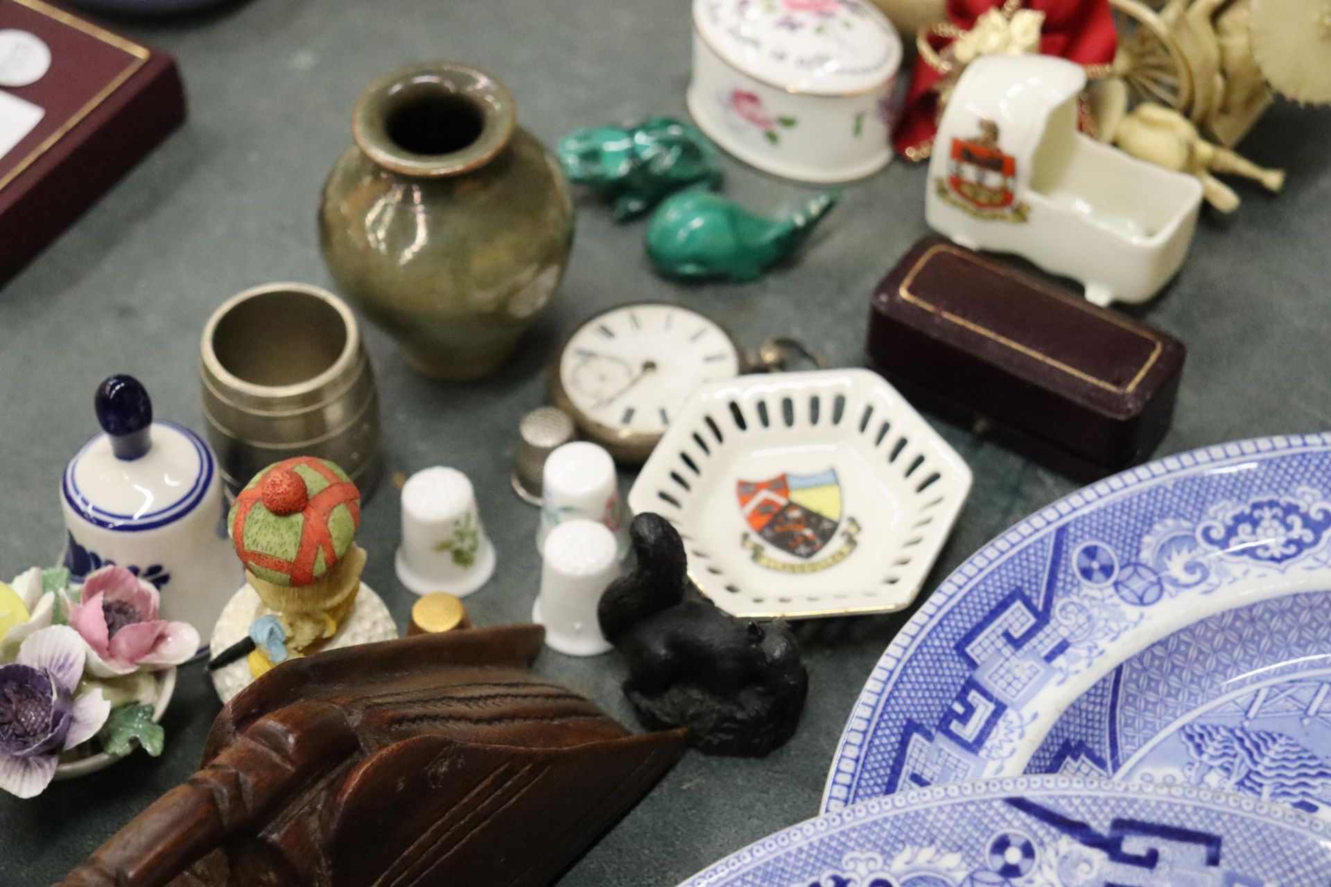 A QUANTITY OF ITEMS TO INCLUDE A VINTAGE POCKET WATCH - A/F, ANIMAL FIGURES, SMALL VASES, - Image 7 of 8